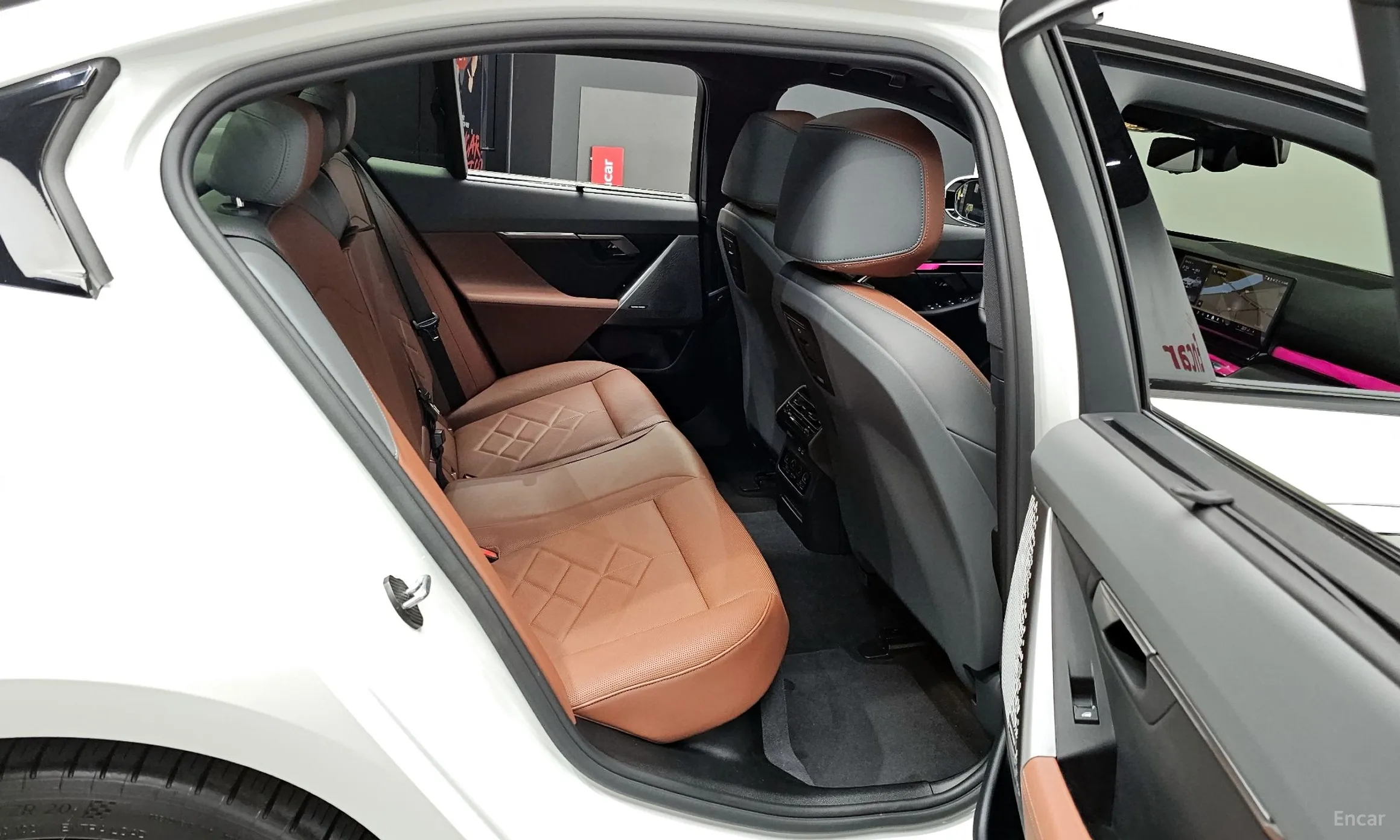 BMW 5 Series (G60) превью 12