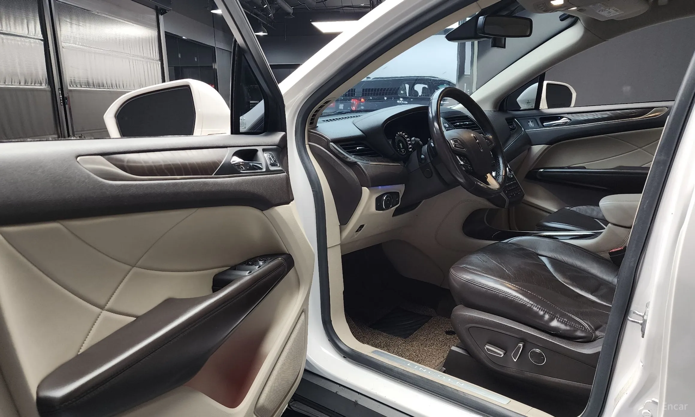 Lincoln MKC превью 10