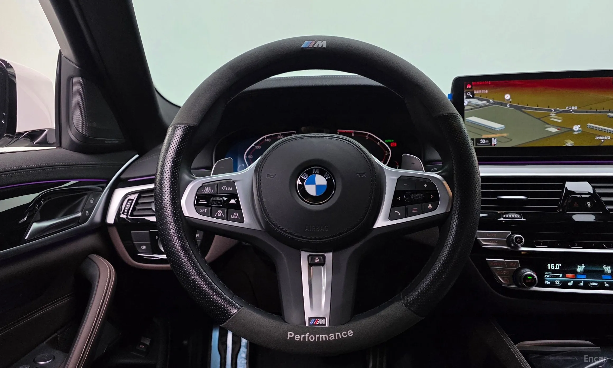 BMW 5 Series (G30) превью 15