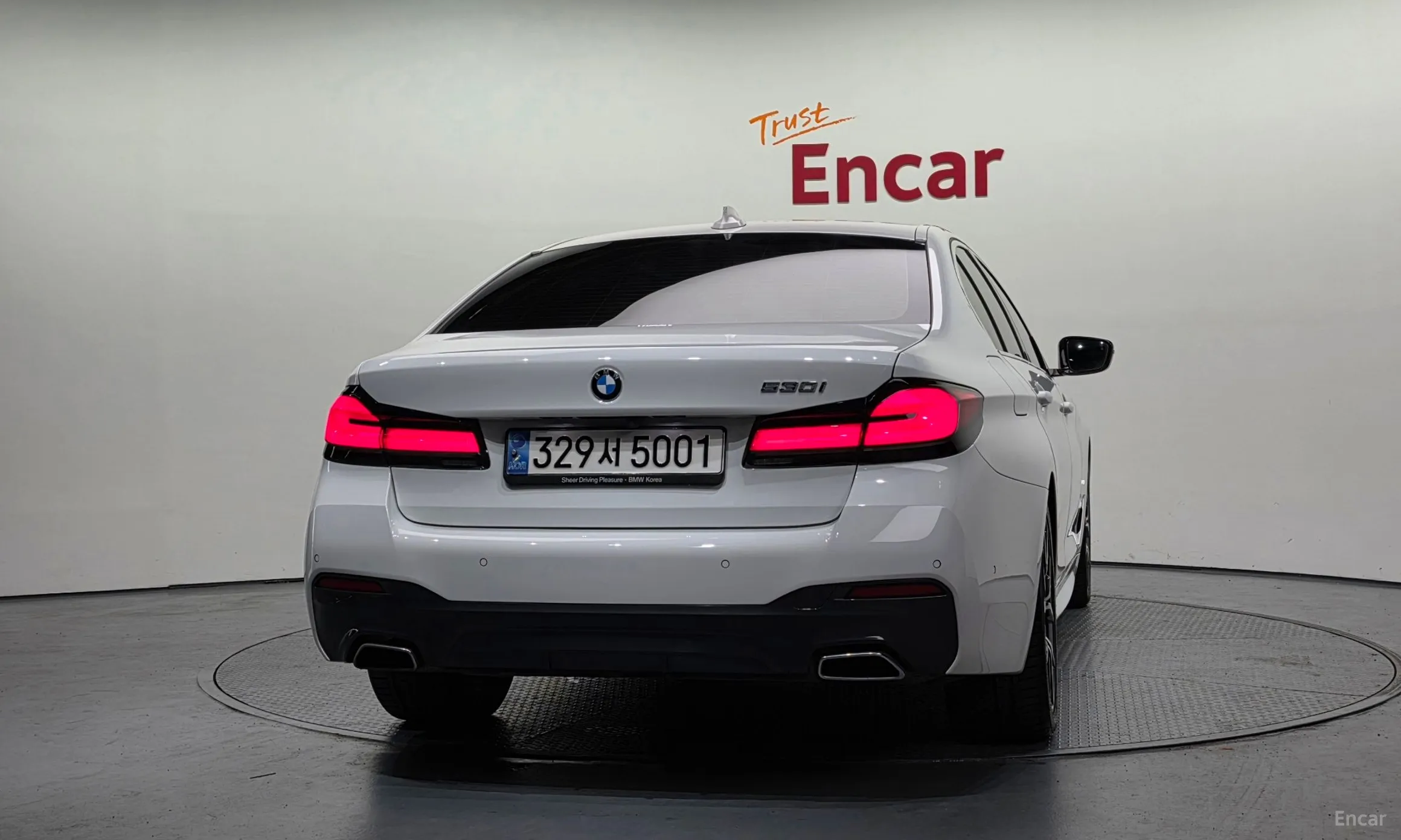 BMW 5 Series (G30) превью 4