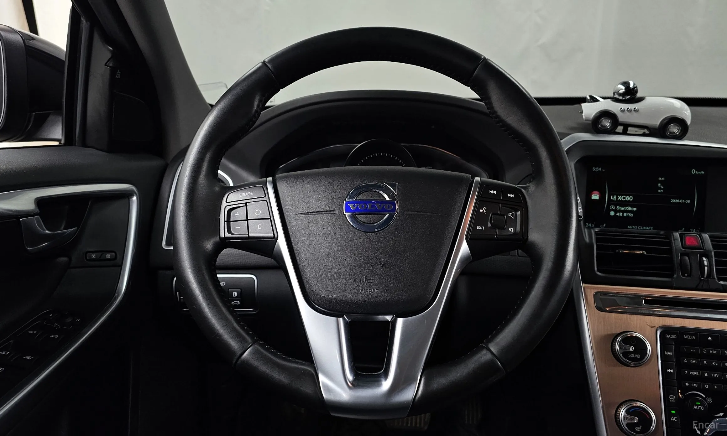 Volvo XC60 превью 13
