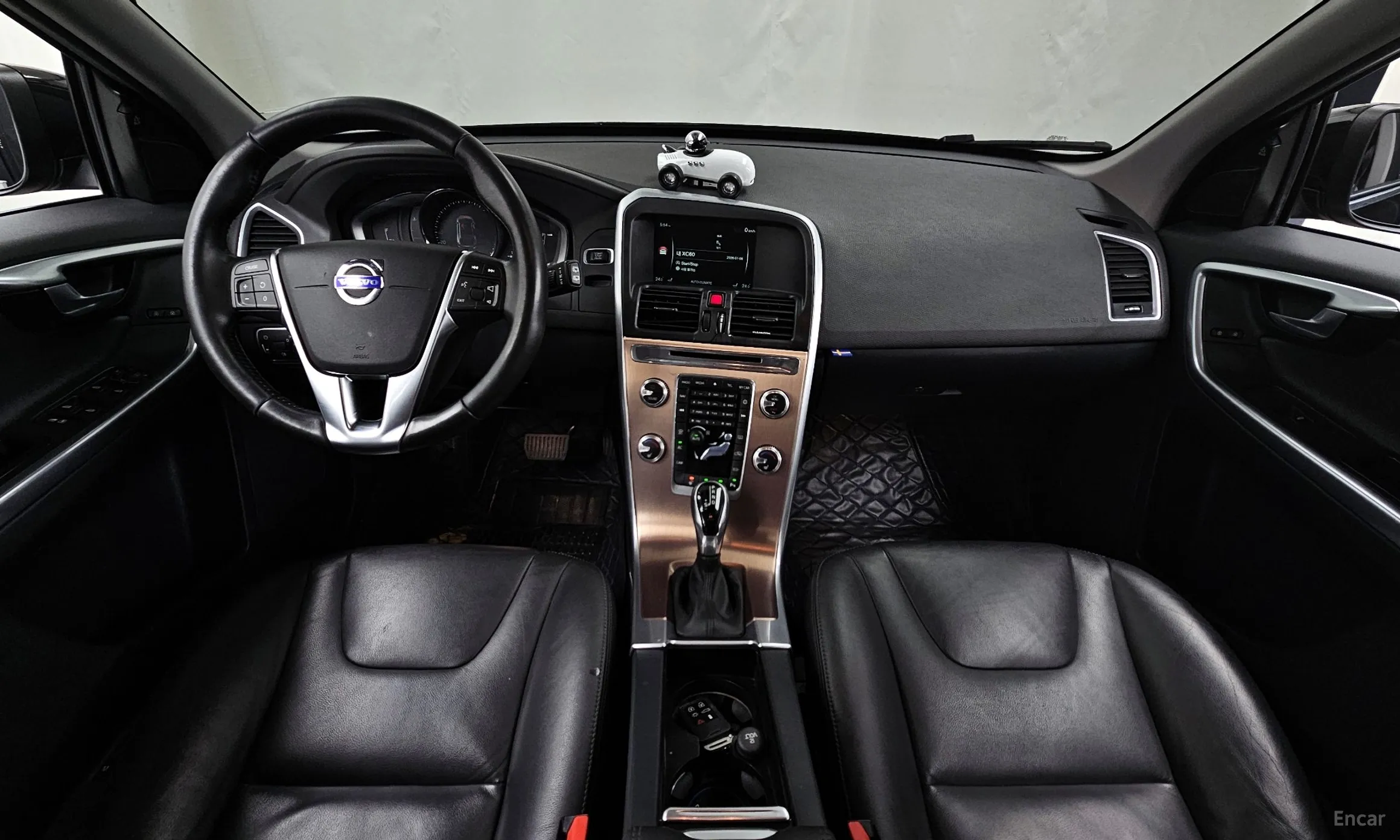 Volvo XC60 превью 7