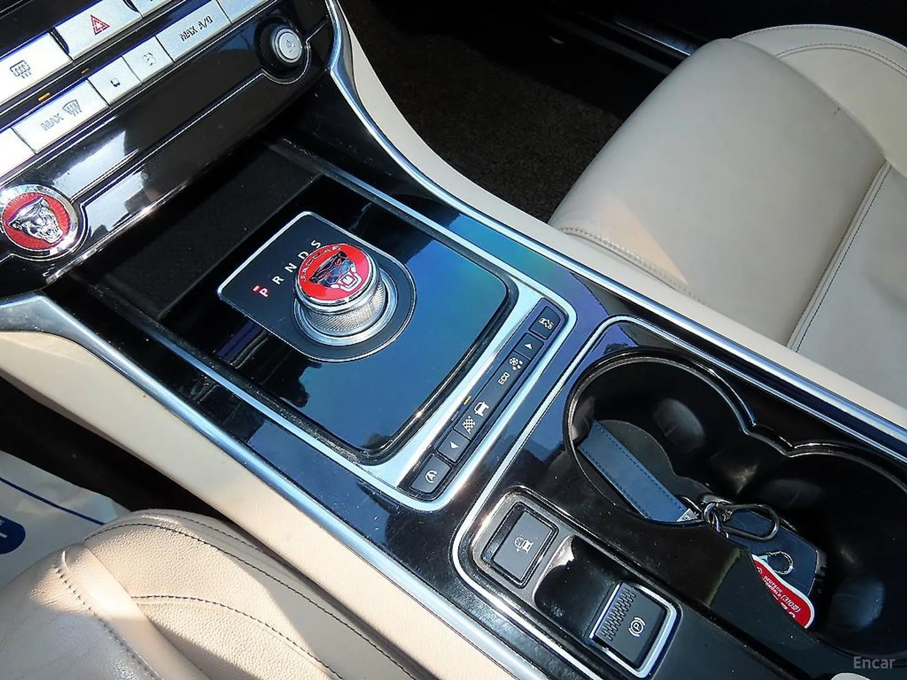 Jaguar XE превью 10