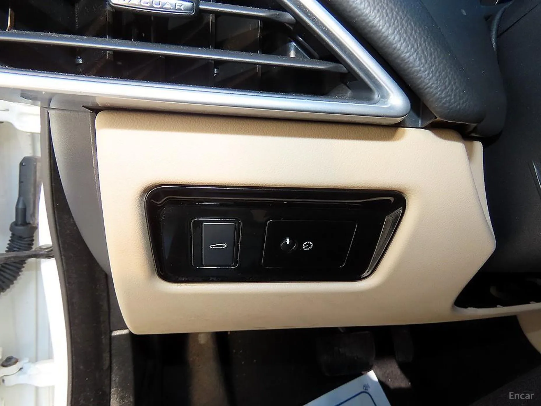 Jaguar XE превью 12
