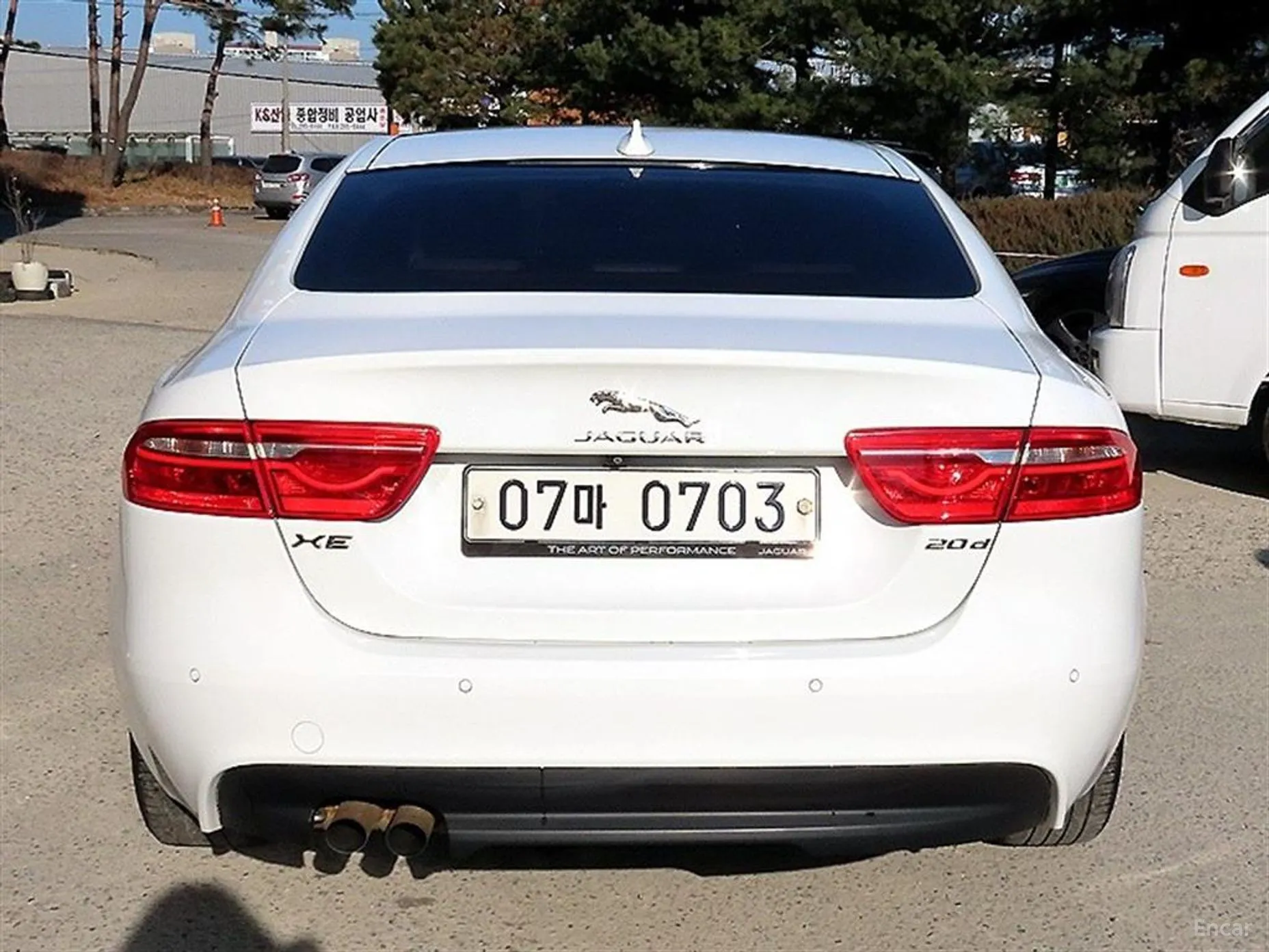 Jaguar XE превью 4