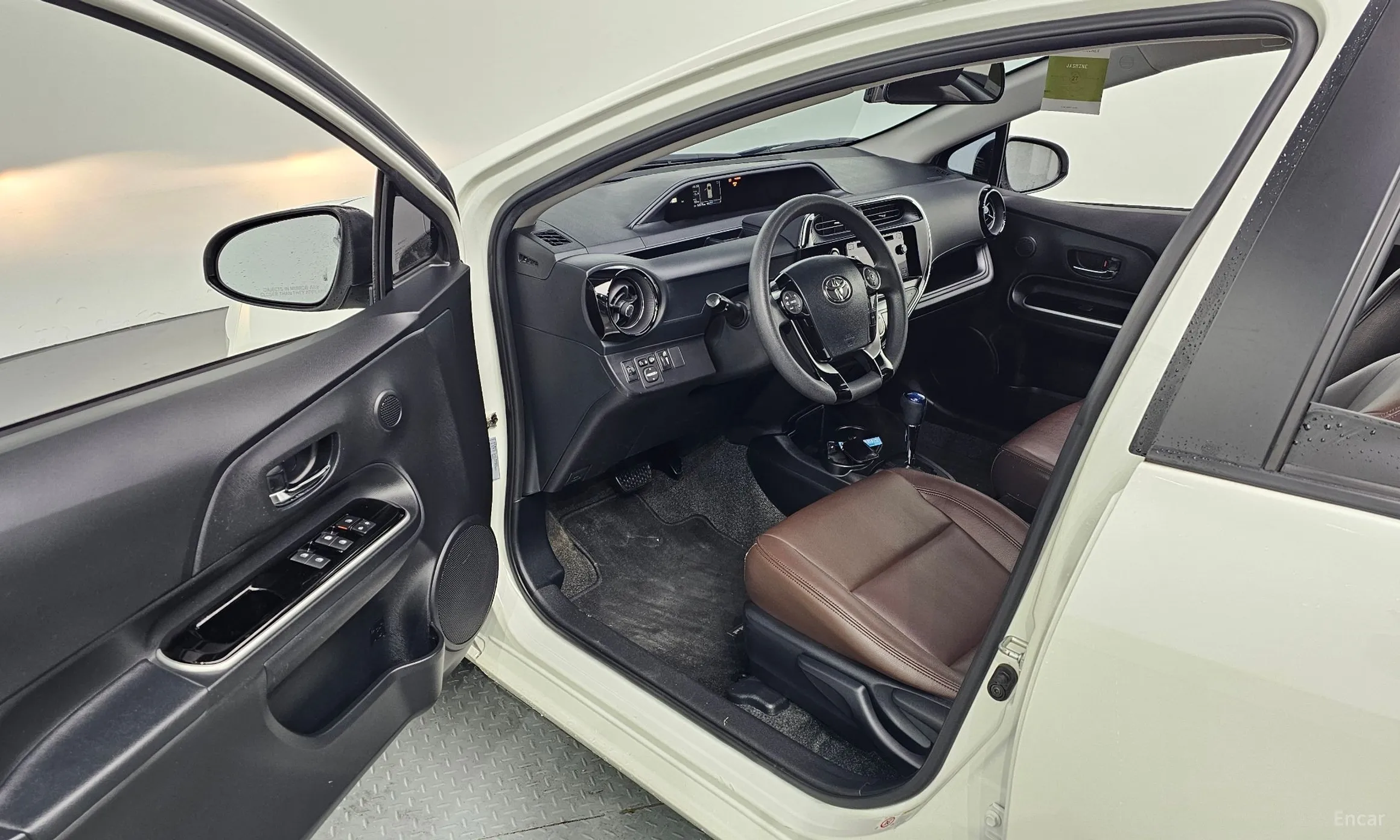 Toyota Prius C превью 11