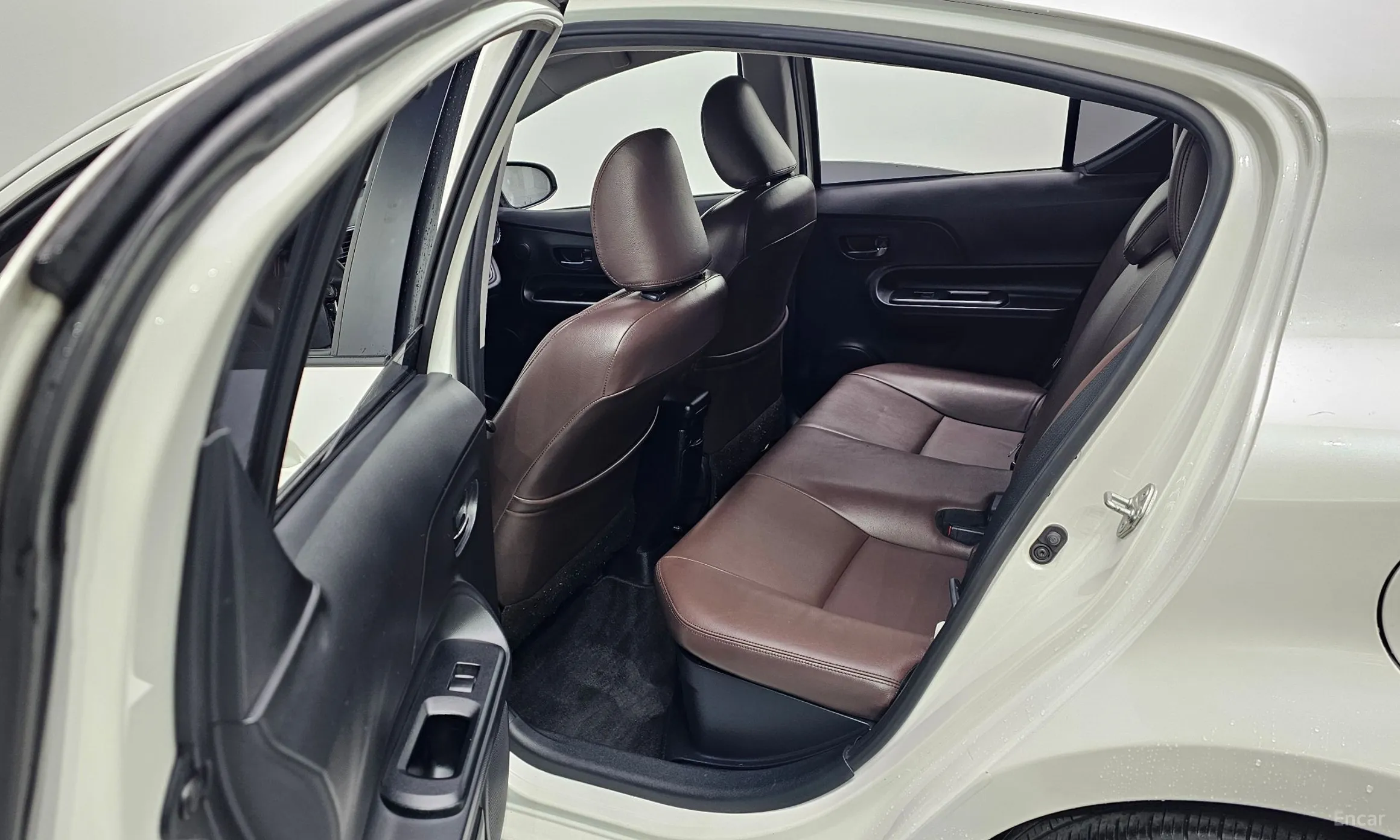 Toyota Prius C превью 12