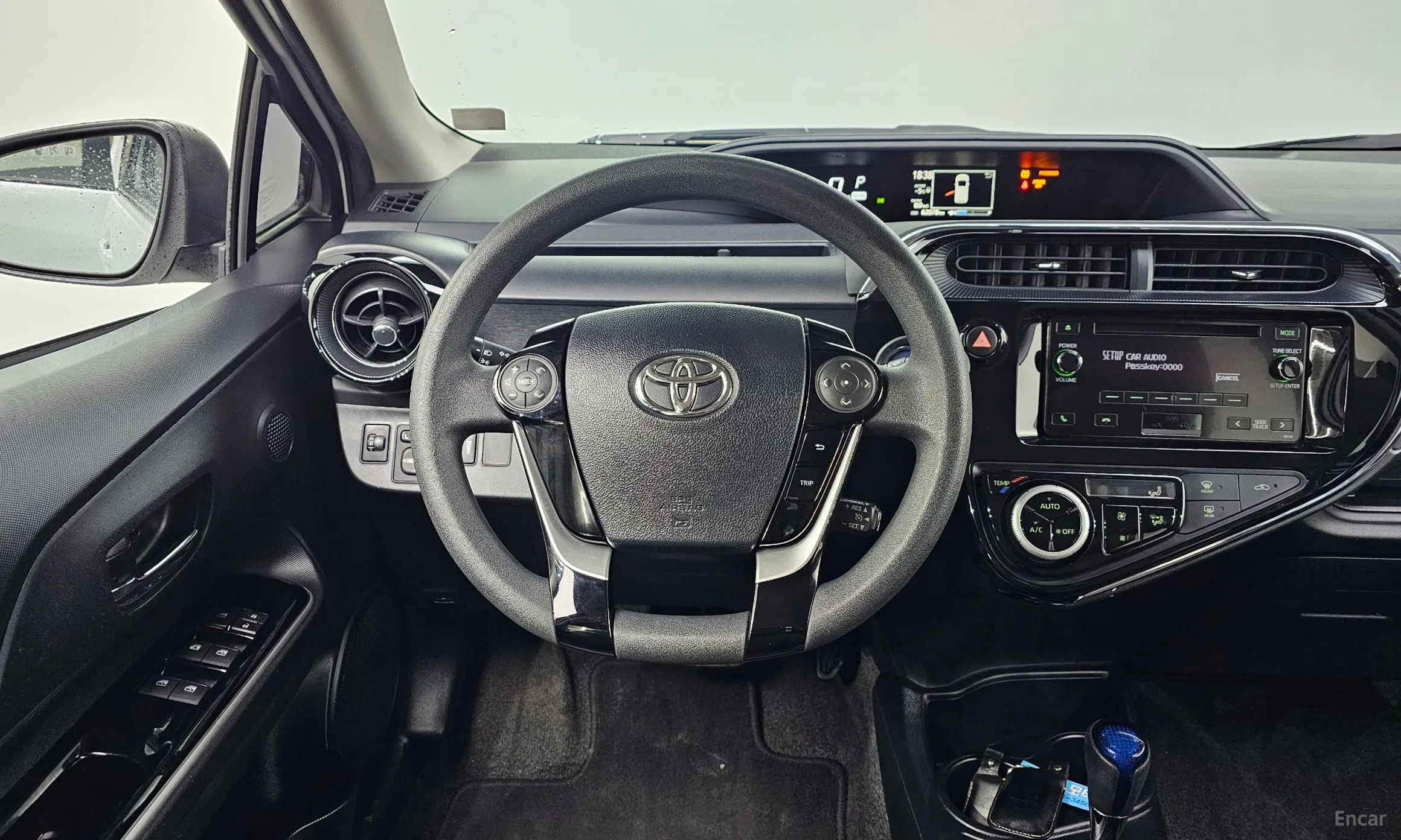 Toyota Prius C превью 13