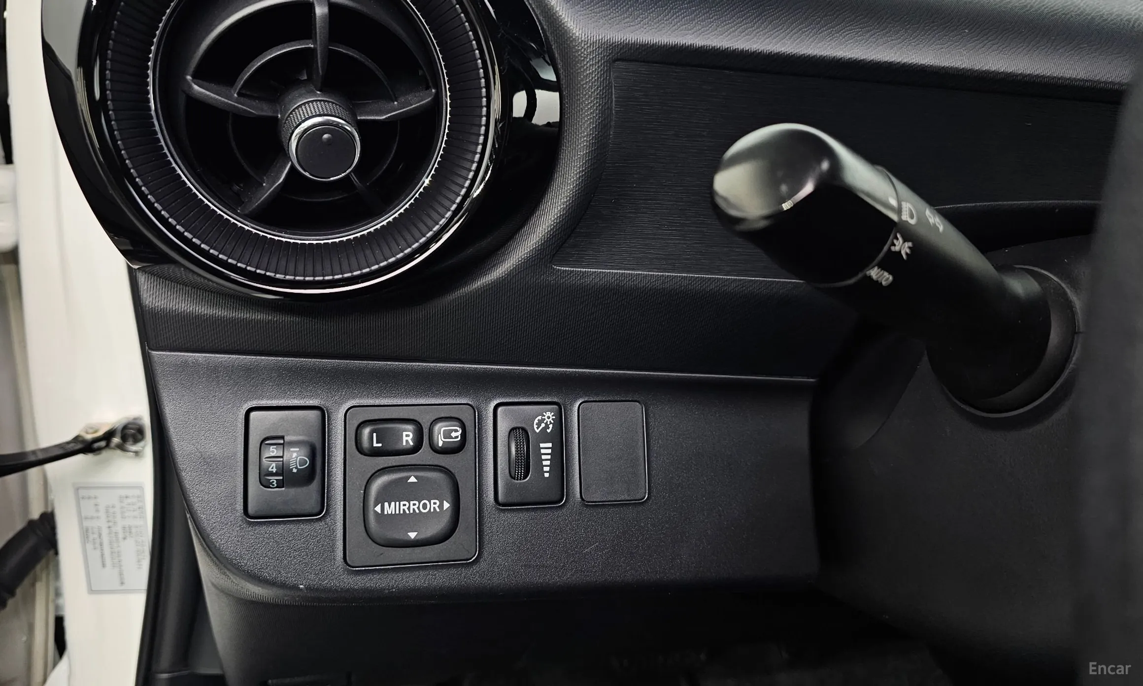 Toyota Prius C превью 14