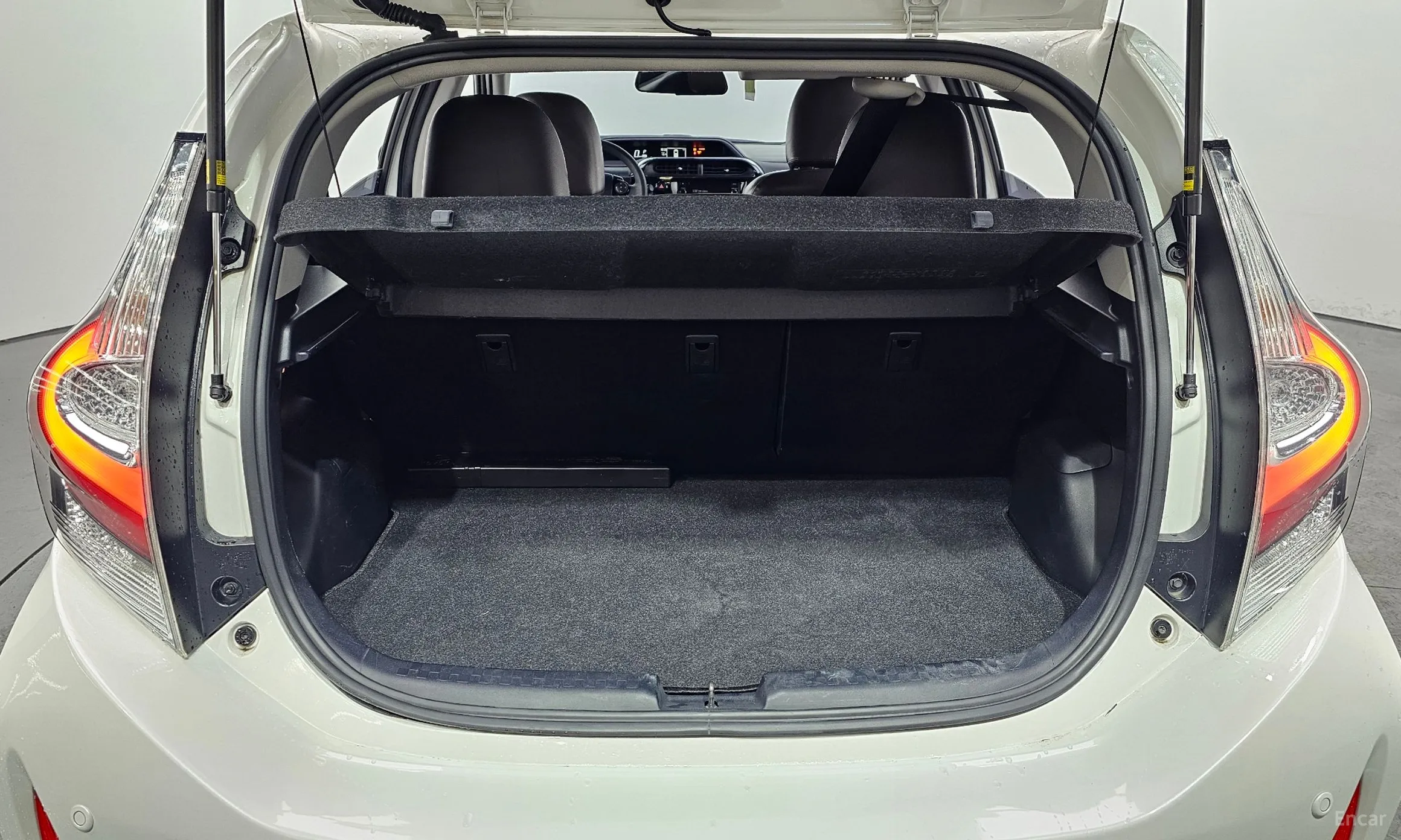 Toyota Prius C превью 20