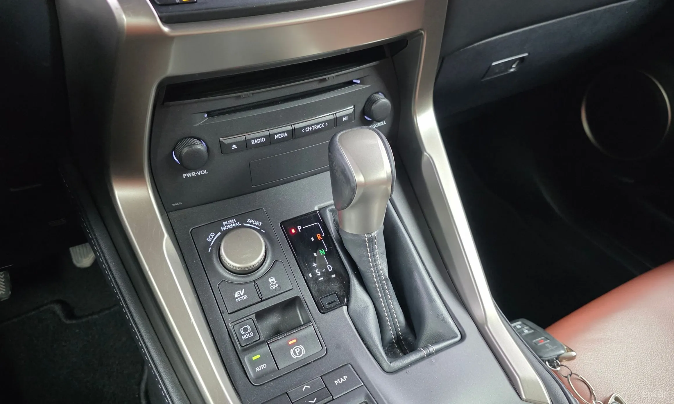 Lexus NX300h превью 9