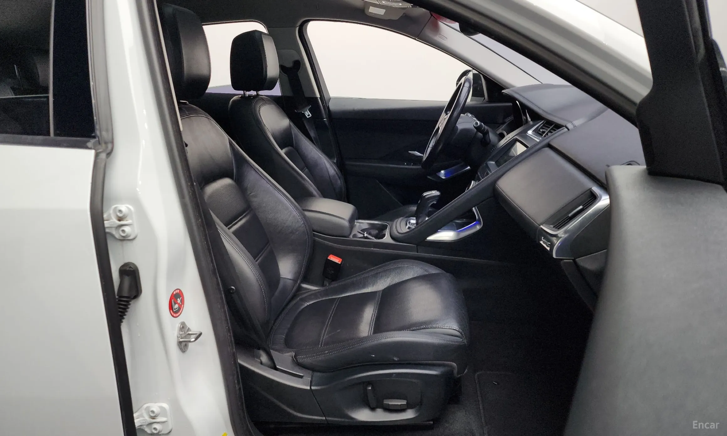 Jaguar E-PACE превью 11