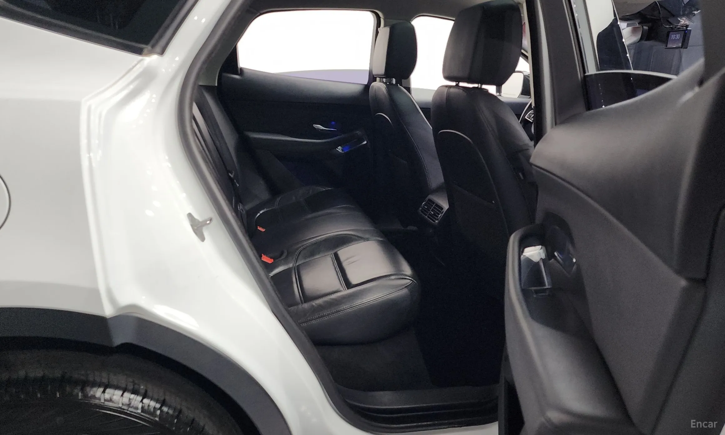 Jaguar E-PACE превью 12
