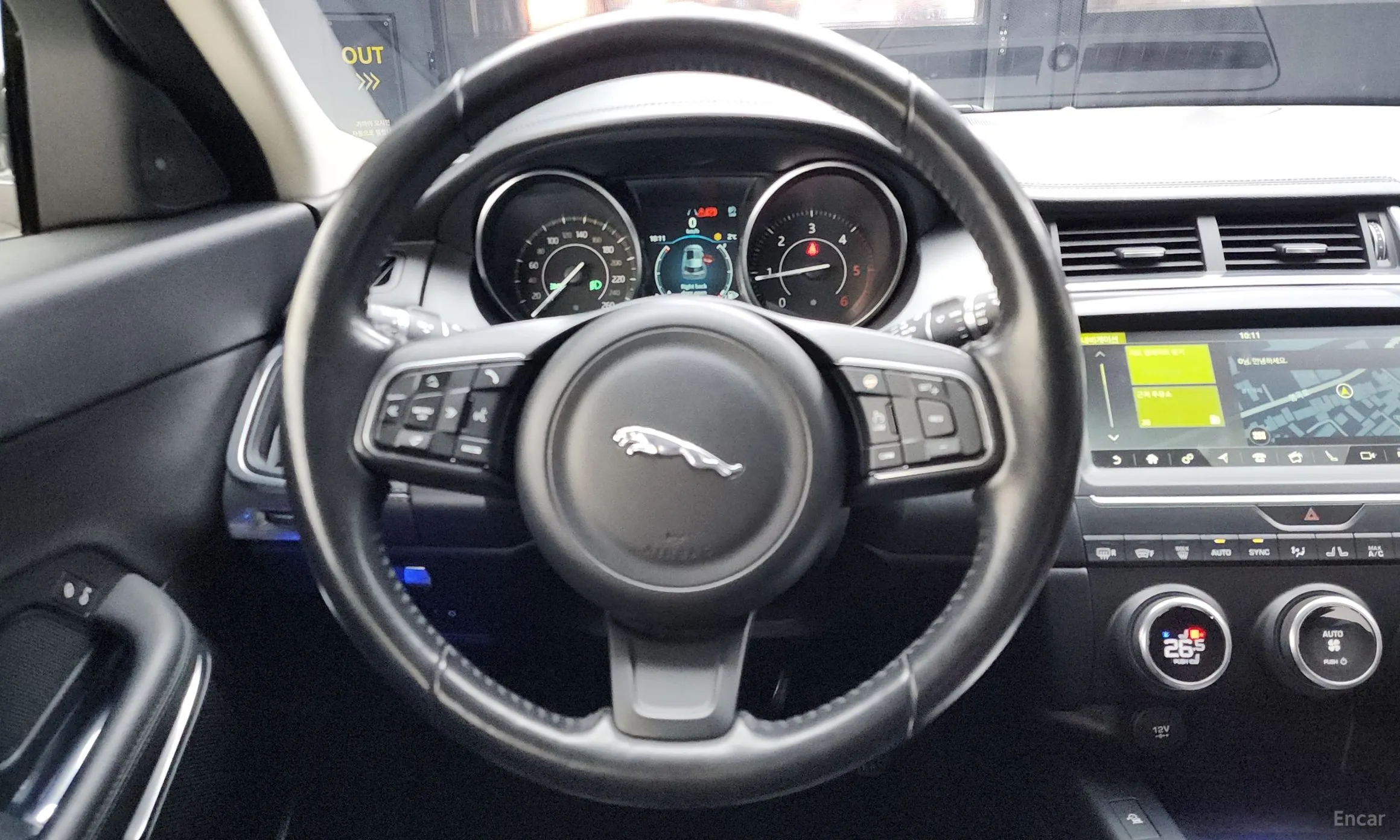 Jaguar E-PACE превью 13