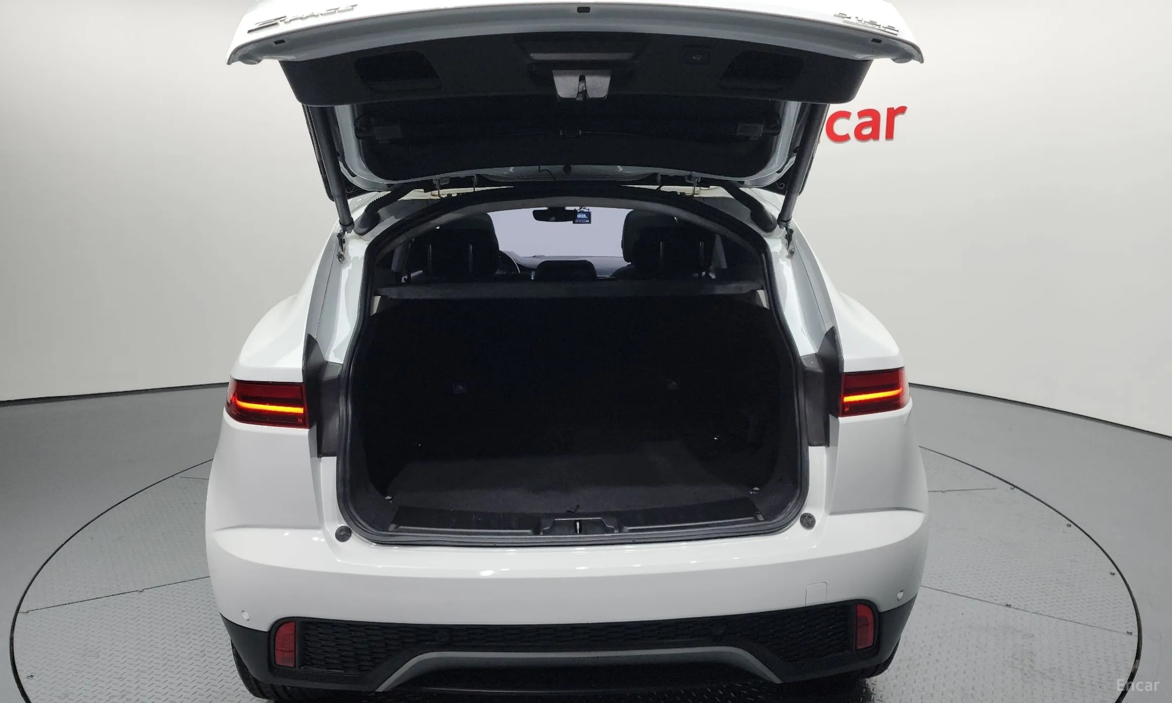 Jaguar E-PACE превью 20