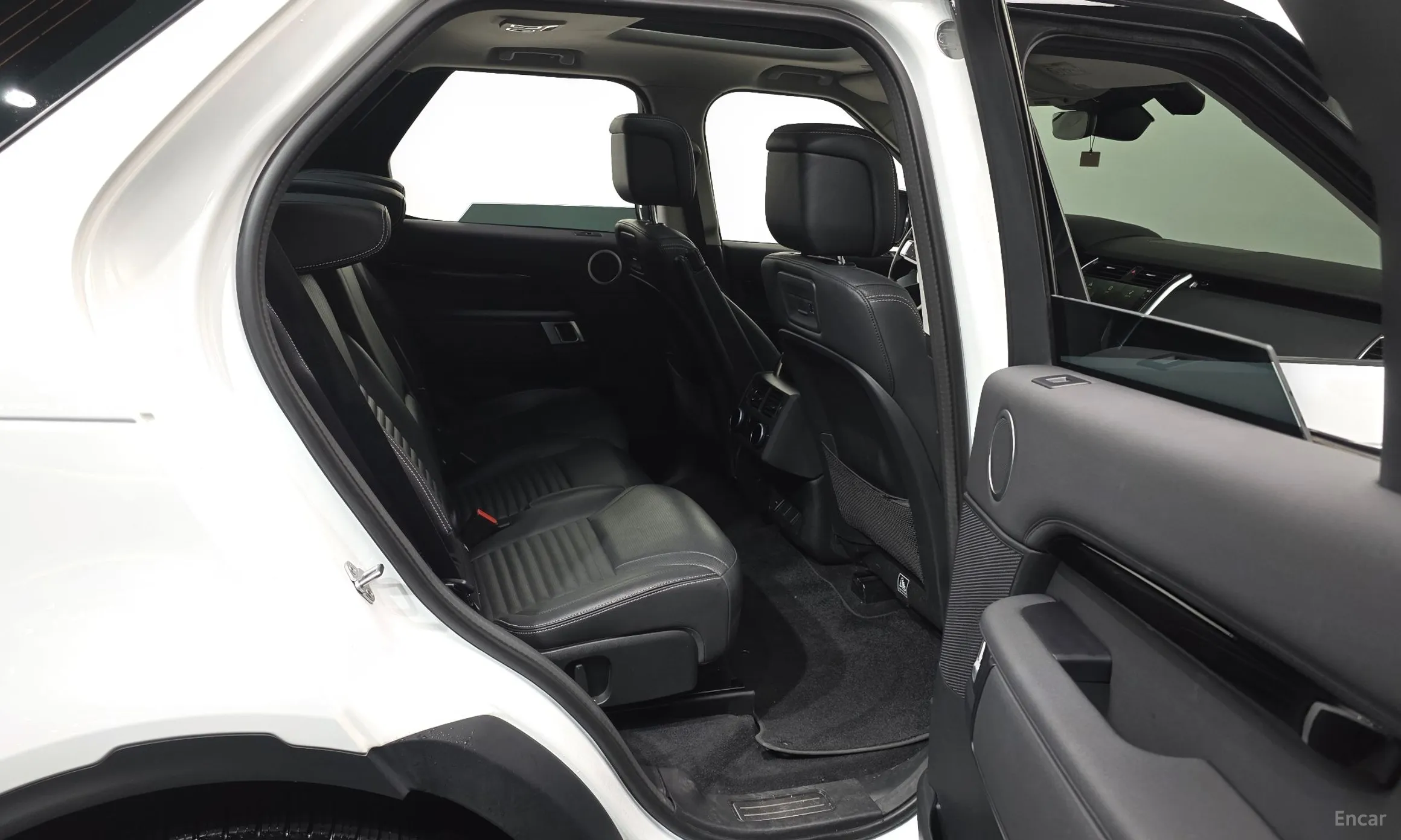 Land Rover Discovery 5 превью 12