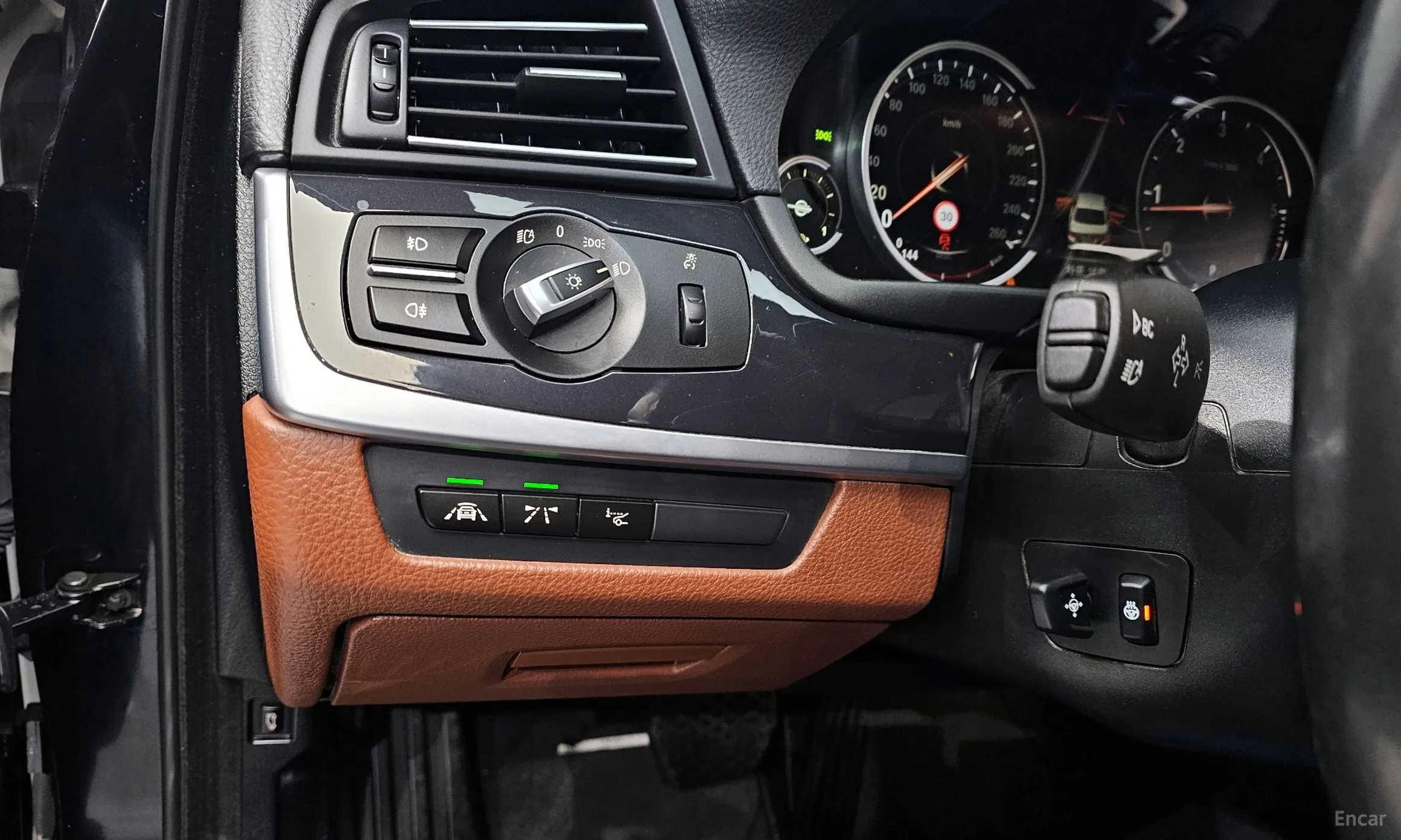 BMW 5 Series (F10) превью 14