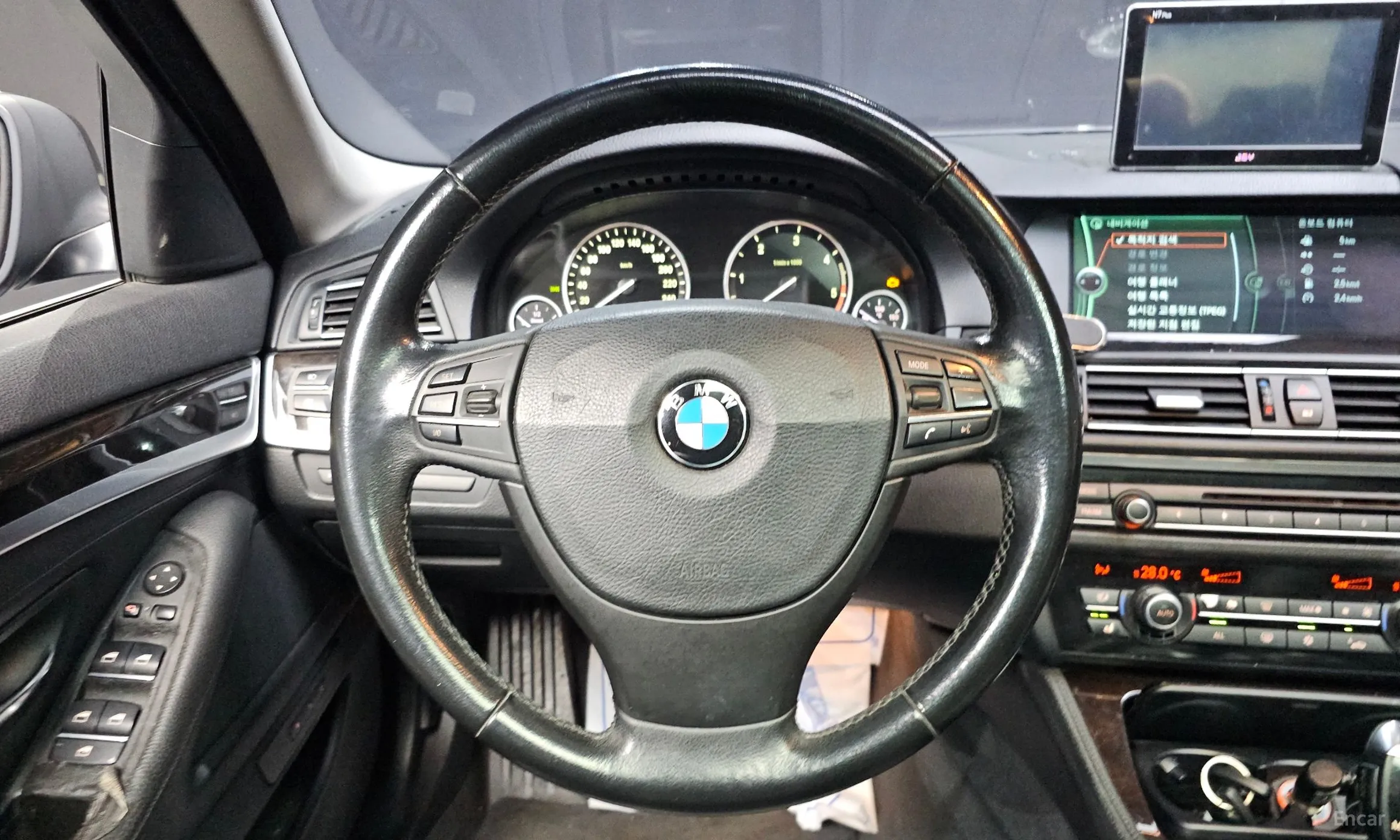 BMW 5 Series (F10) превью 13