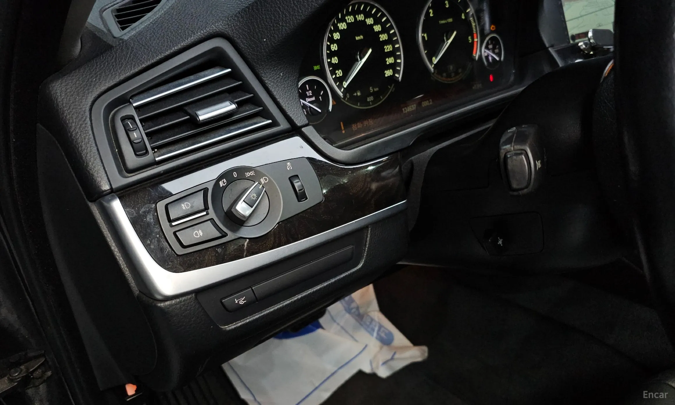 BMW 5 Series (F10) превью 14
