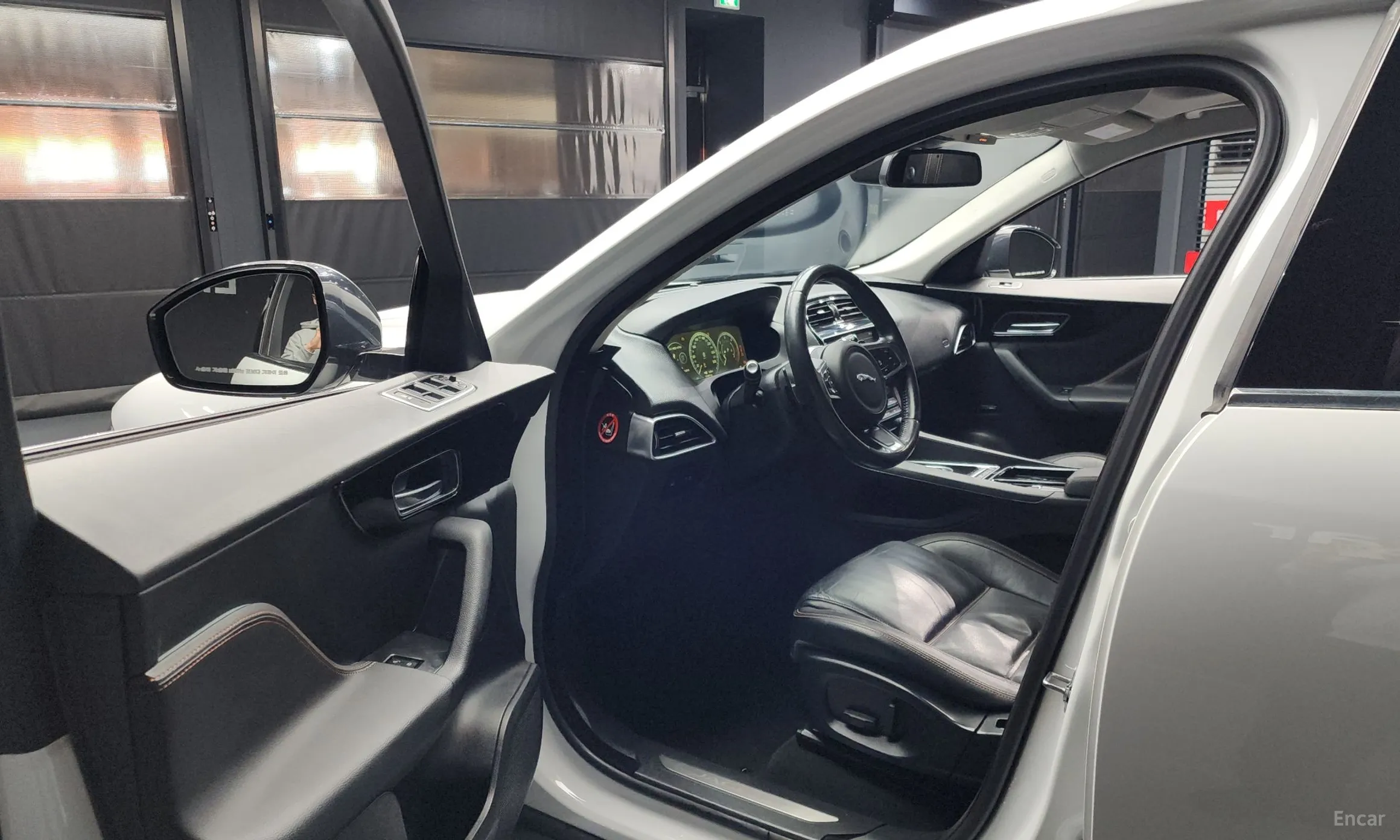 Jaguar F-PACE превью 10
