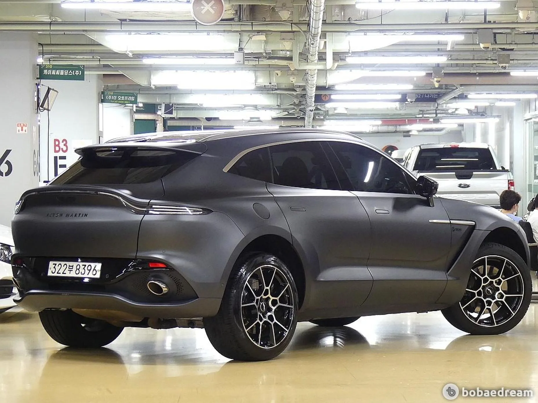 Aston Martin Dbx превью 3