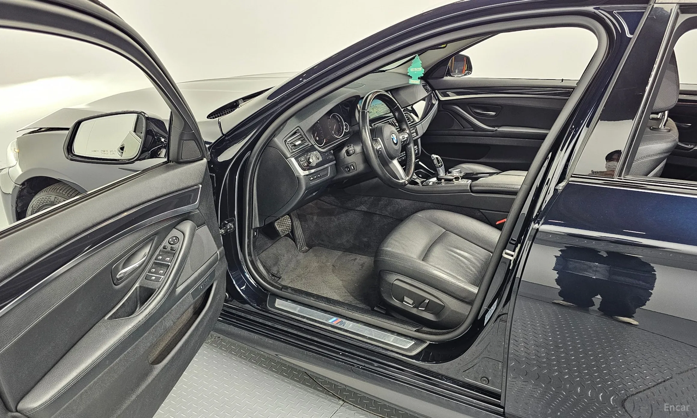 BMW 5 Series (F10) превью 11