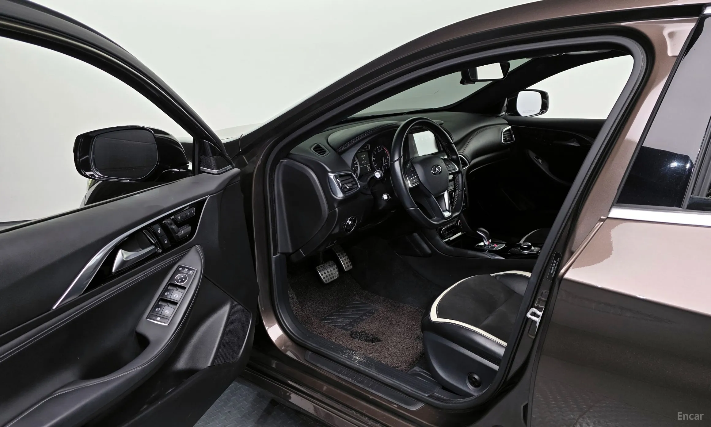 Infiniti Q30 превью 10