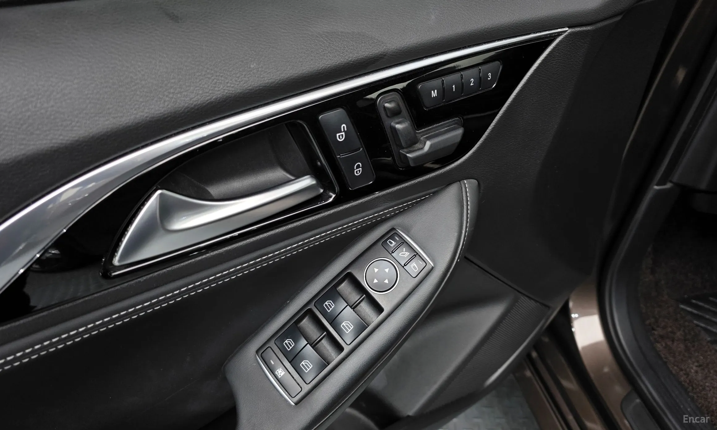 Infiniti Q30 превью 11