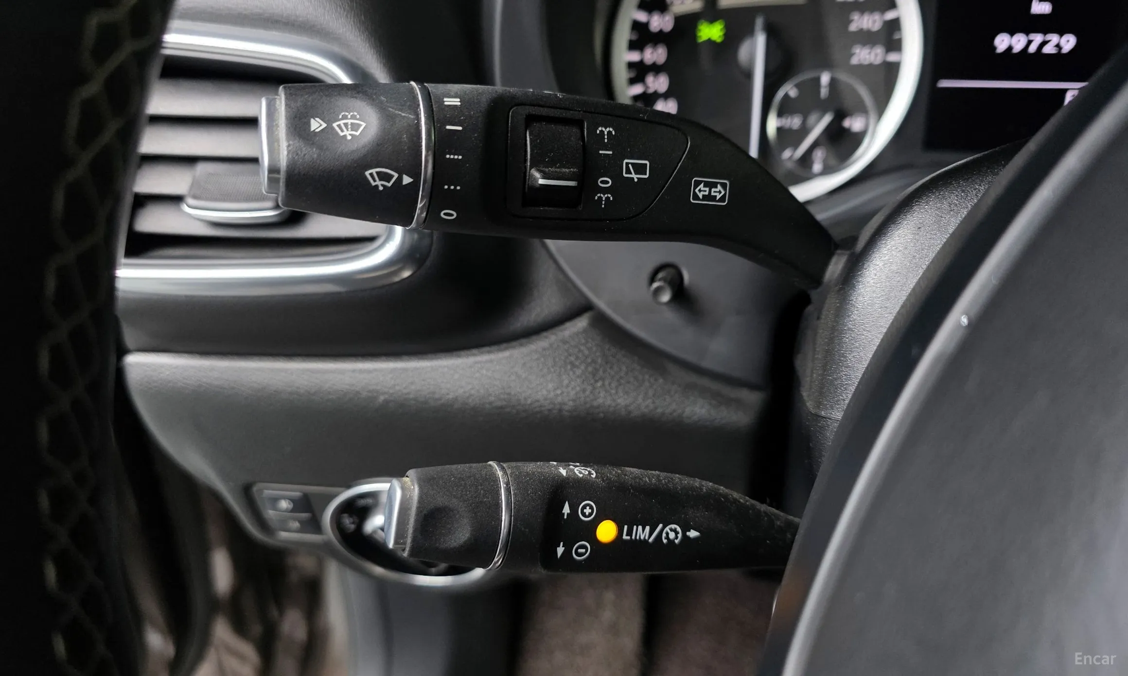 Infiniti Q30 превью 13