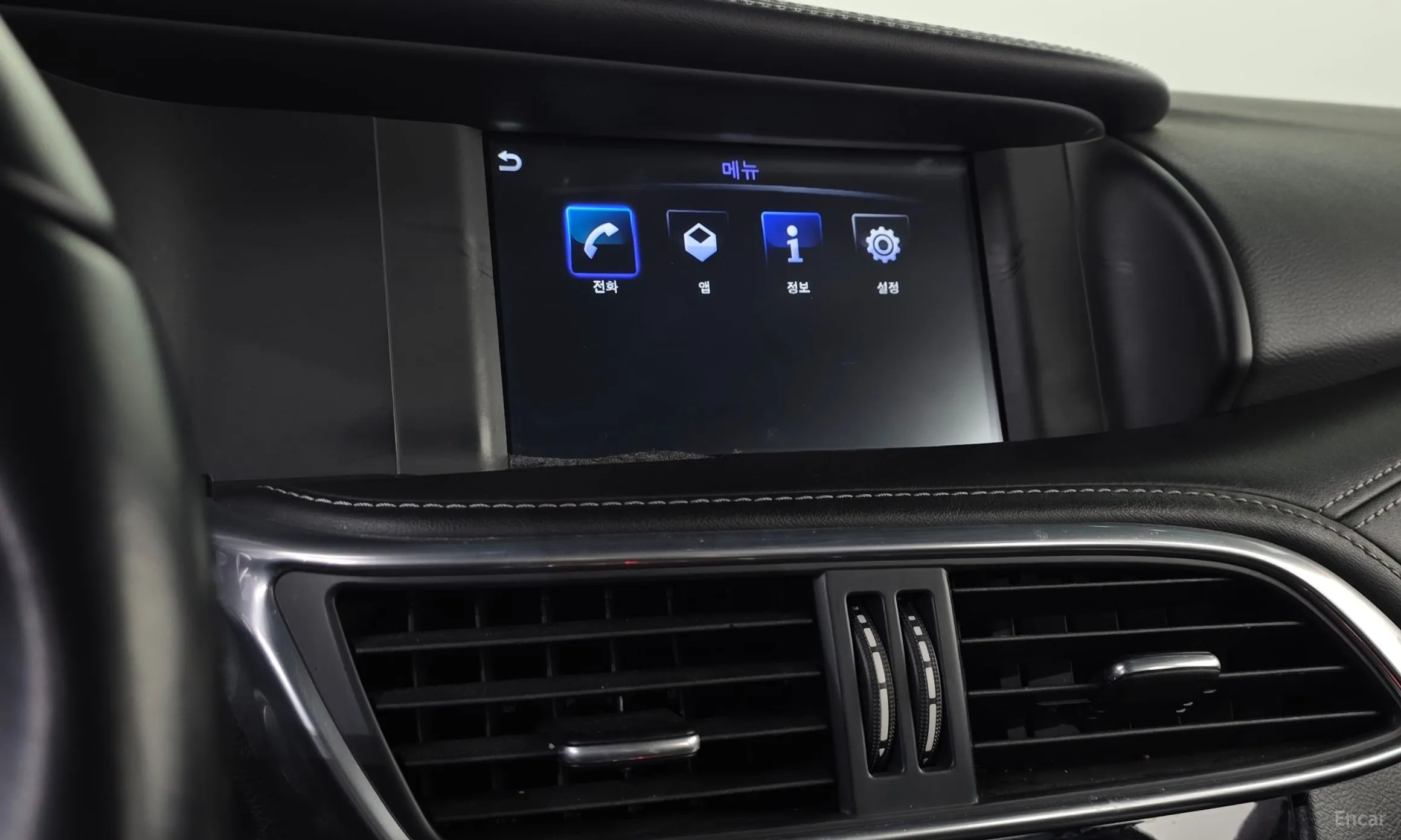 Infiniti Q30 превью 14