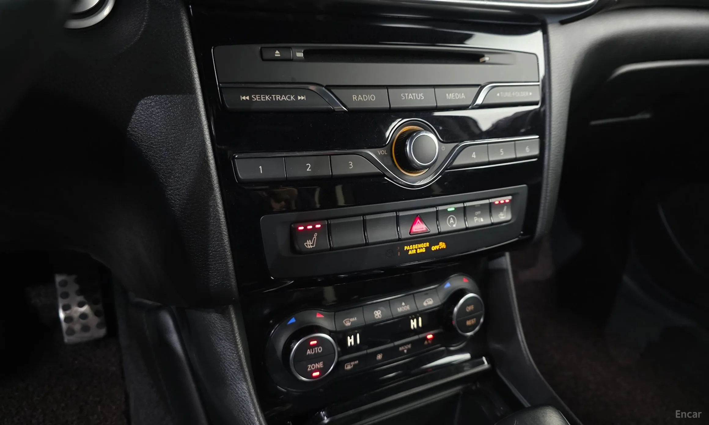 Infiniti Q30 превью 16