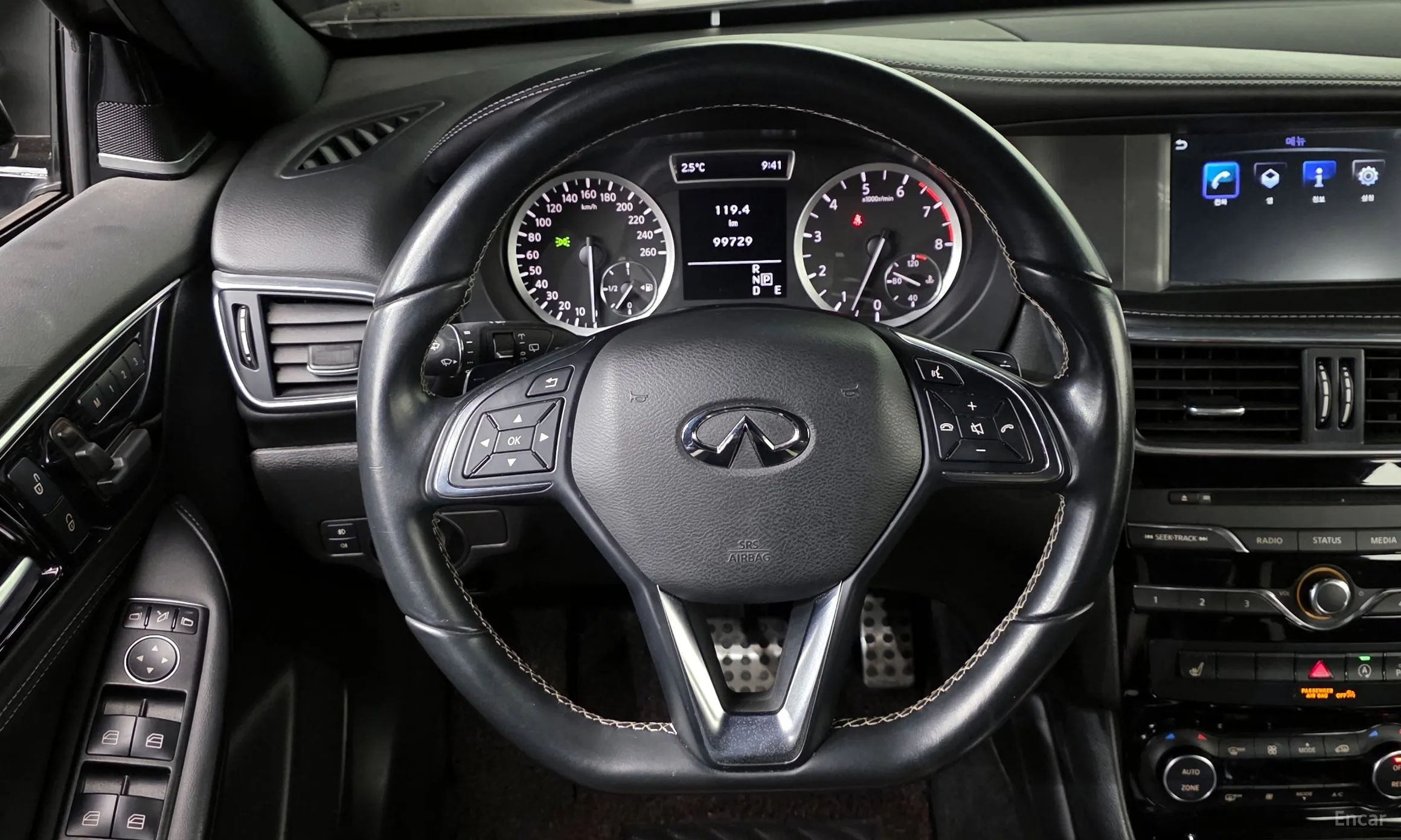 Infiniti Q30 превью 17