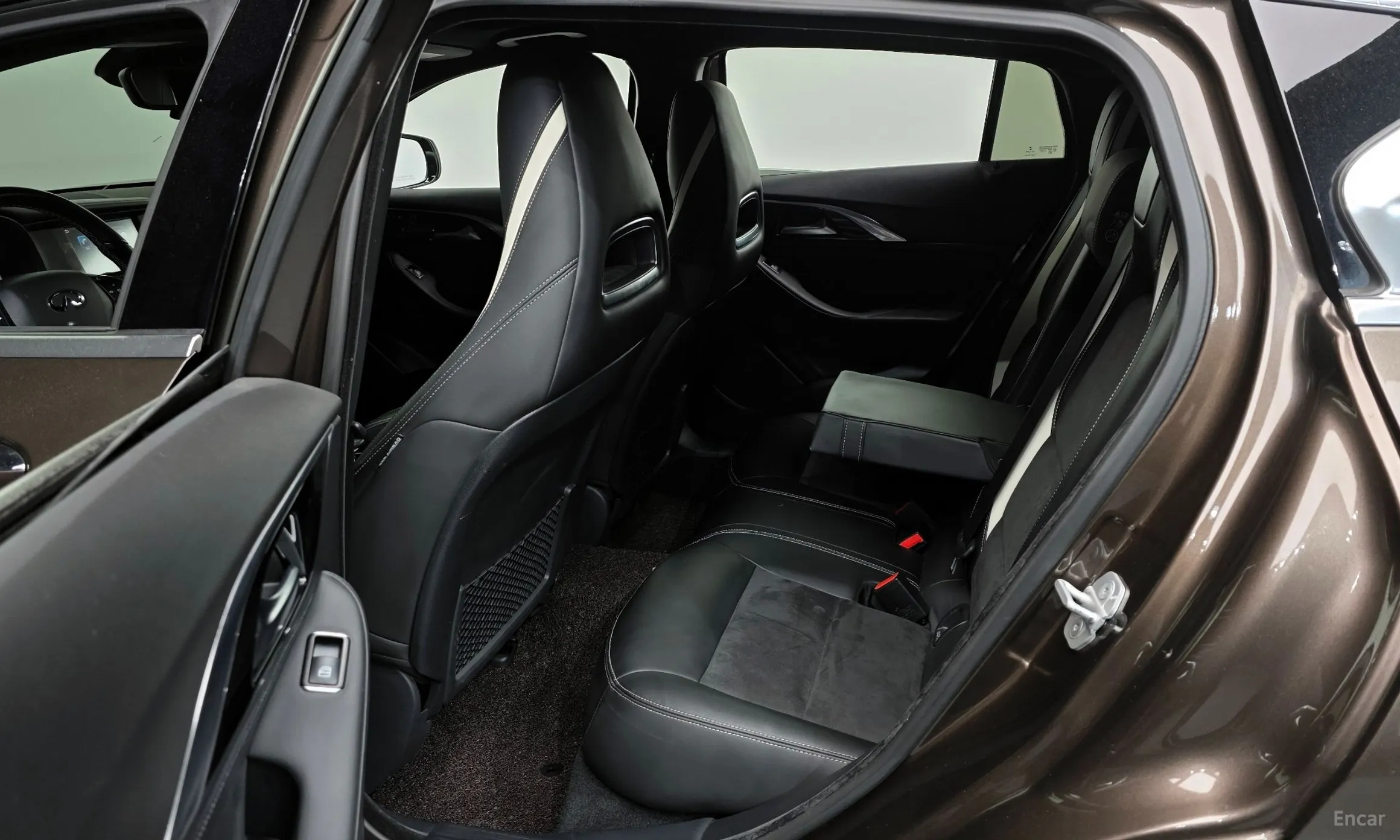 Infiniti Q30 превью 20