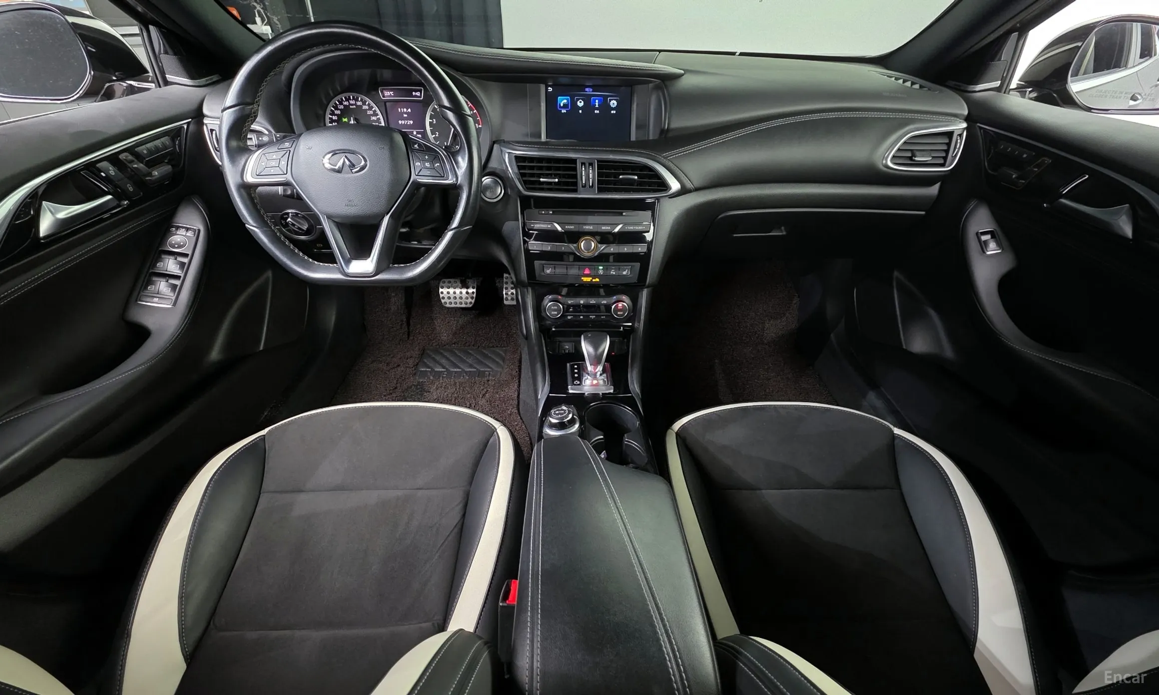 Infiniti Q30 превью 7
