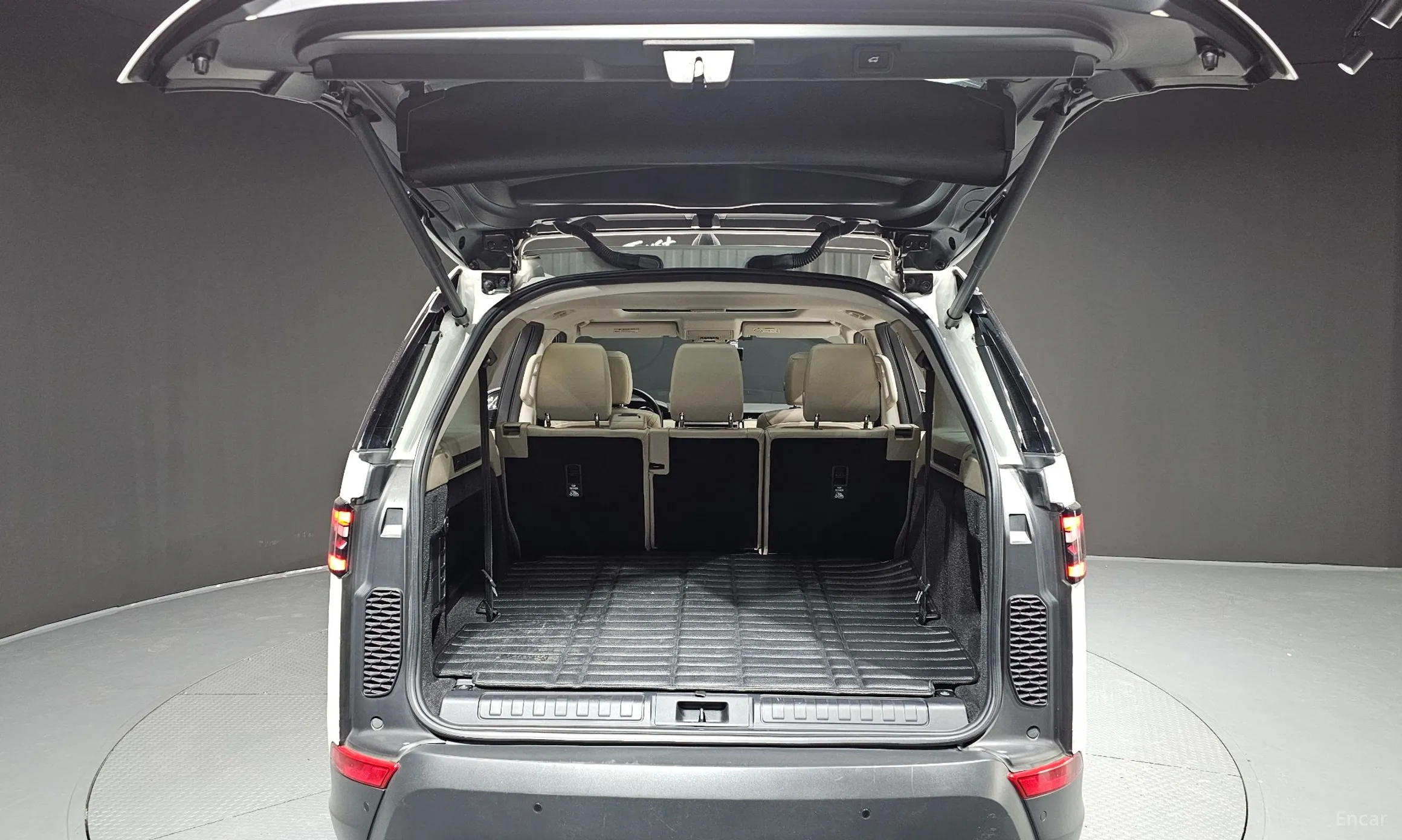Land Rover Discovery 5 превью 20