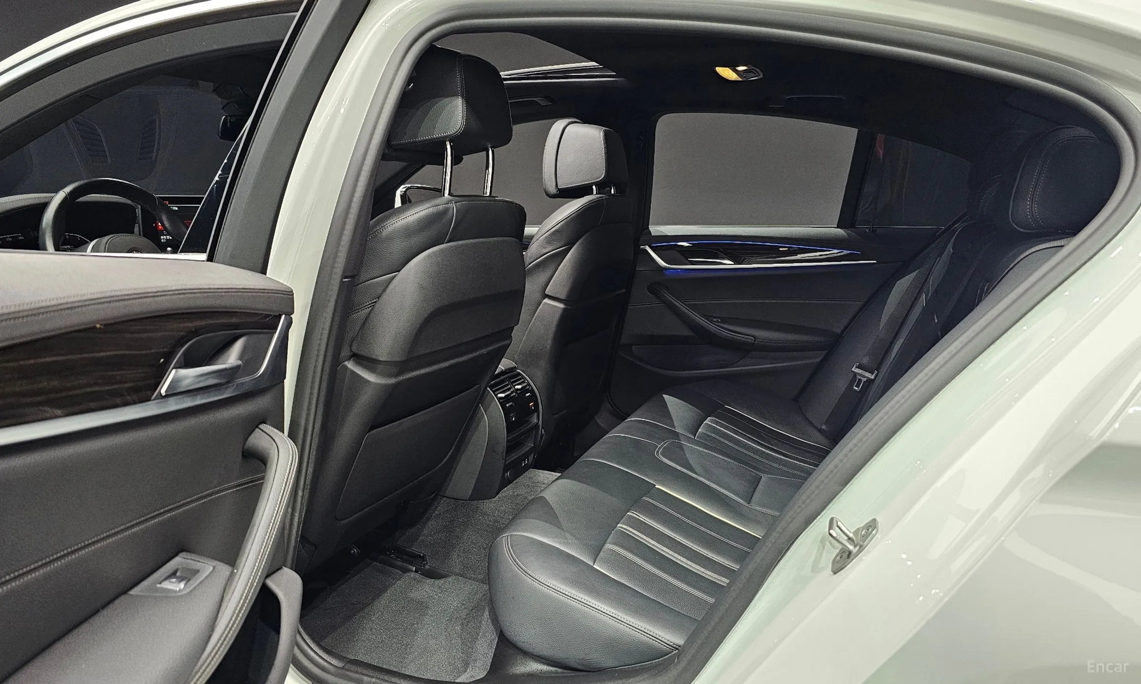 BMW 5 Series (G30) превью 12