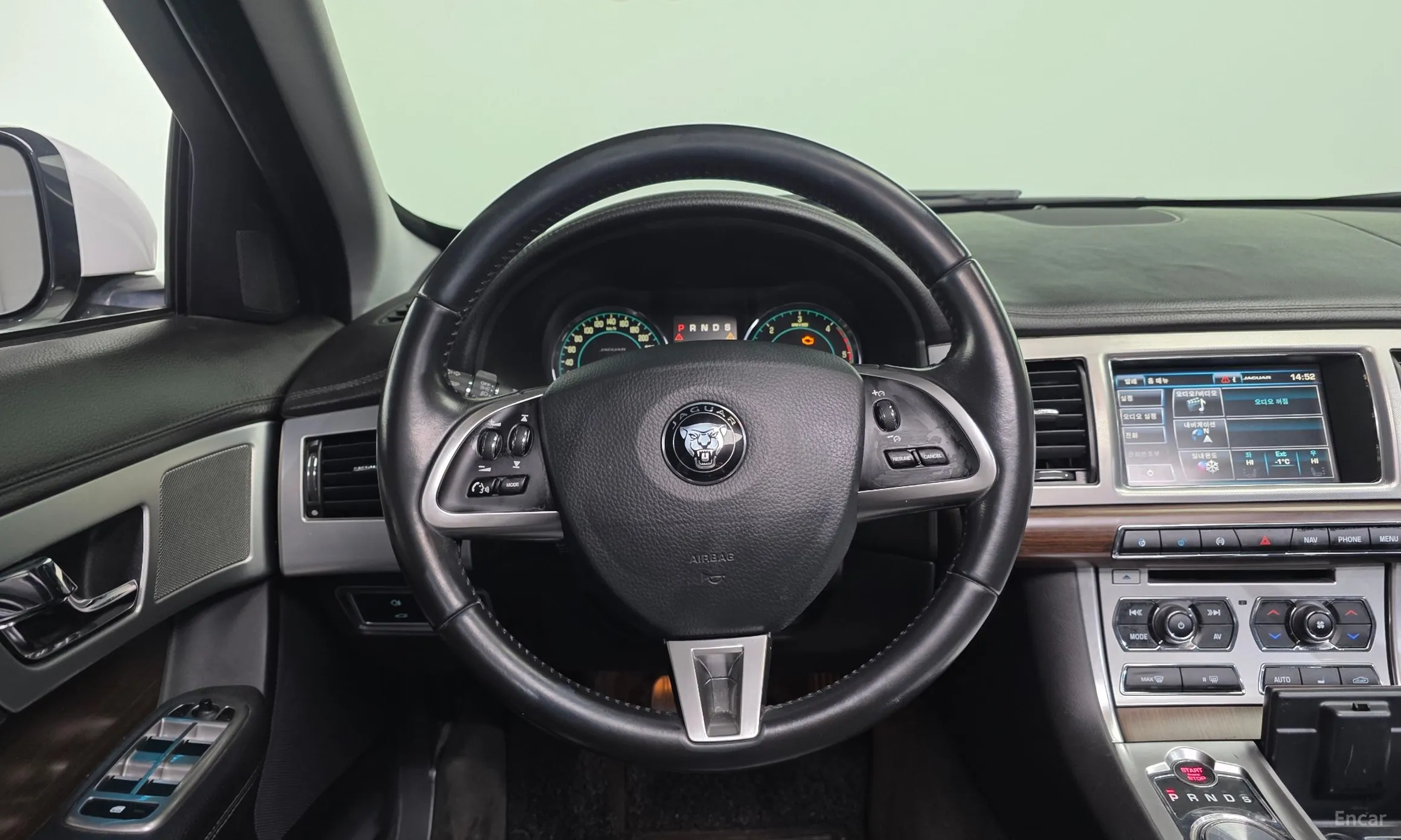 Jaguar New XF превью 13