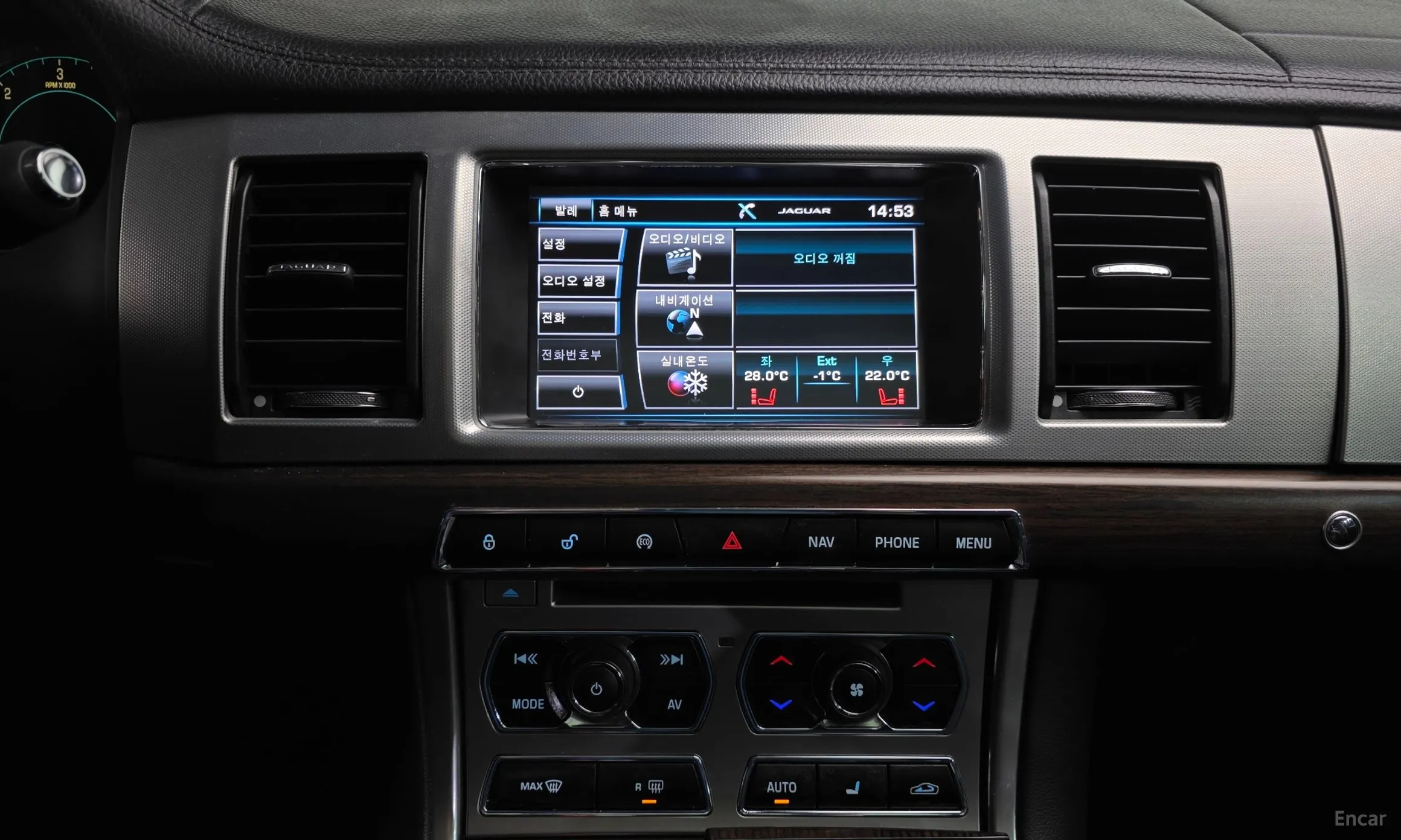 Jaguar New XF превью 14