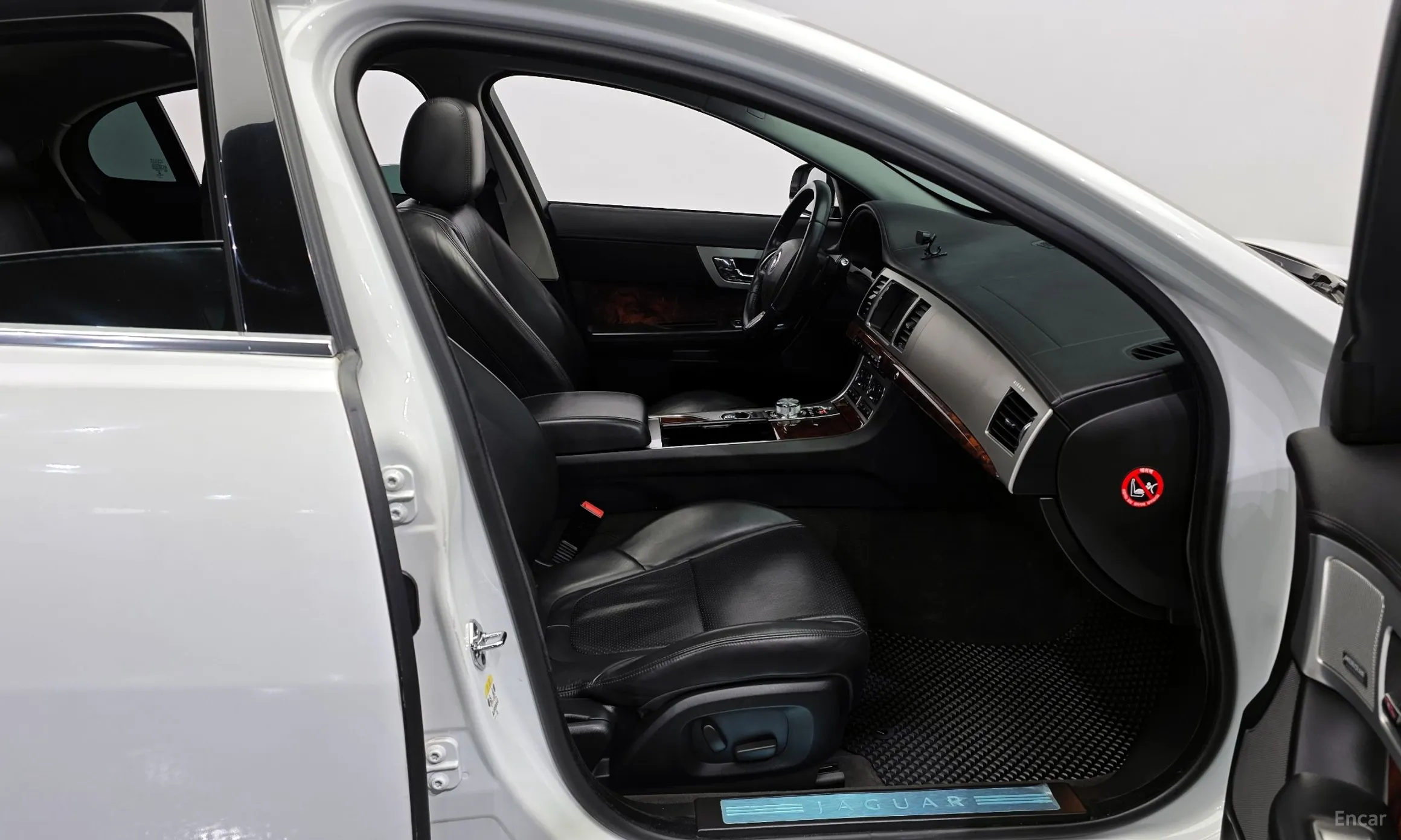 Jaguar New XF превью 10