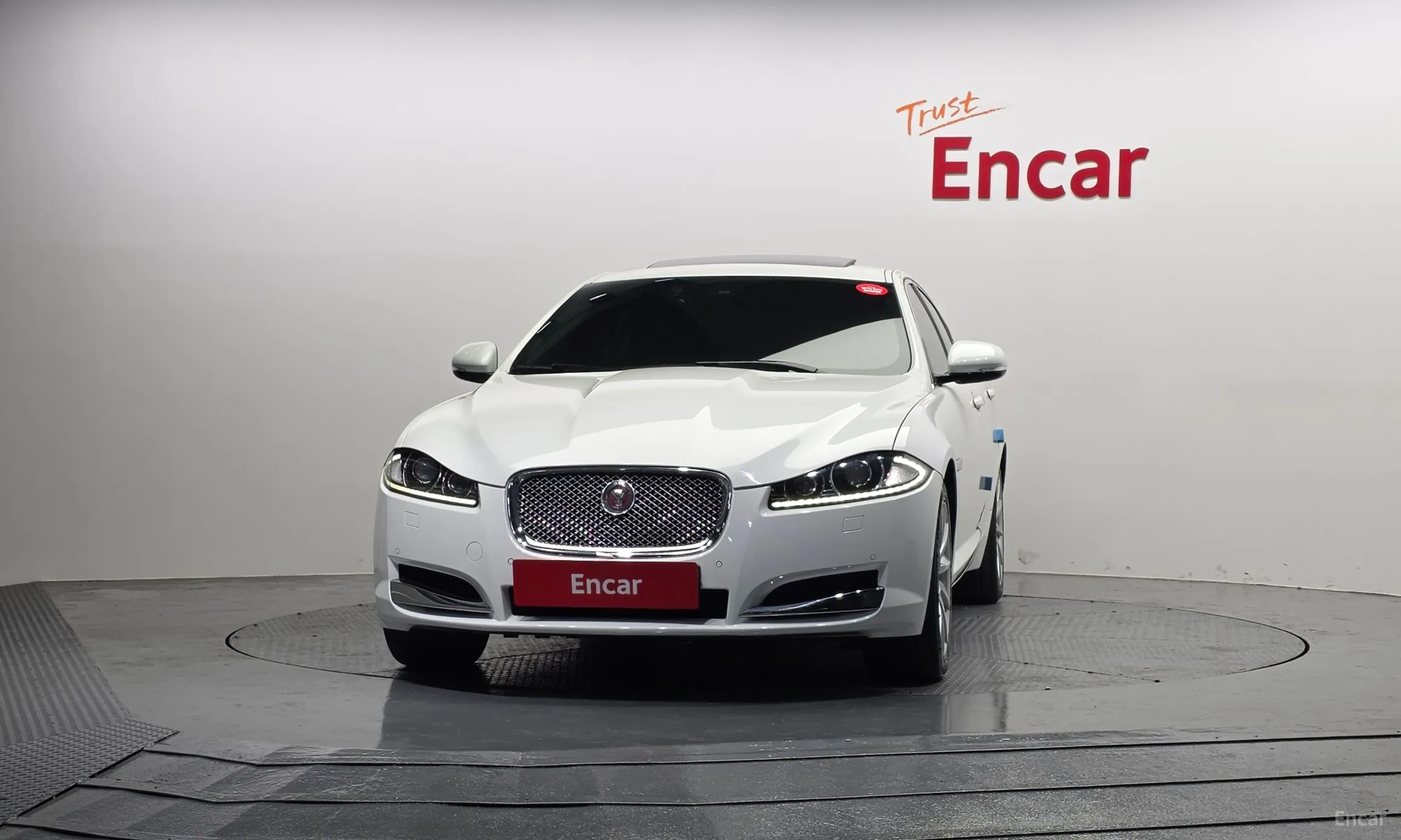 Jaguar New XF превью 3