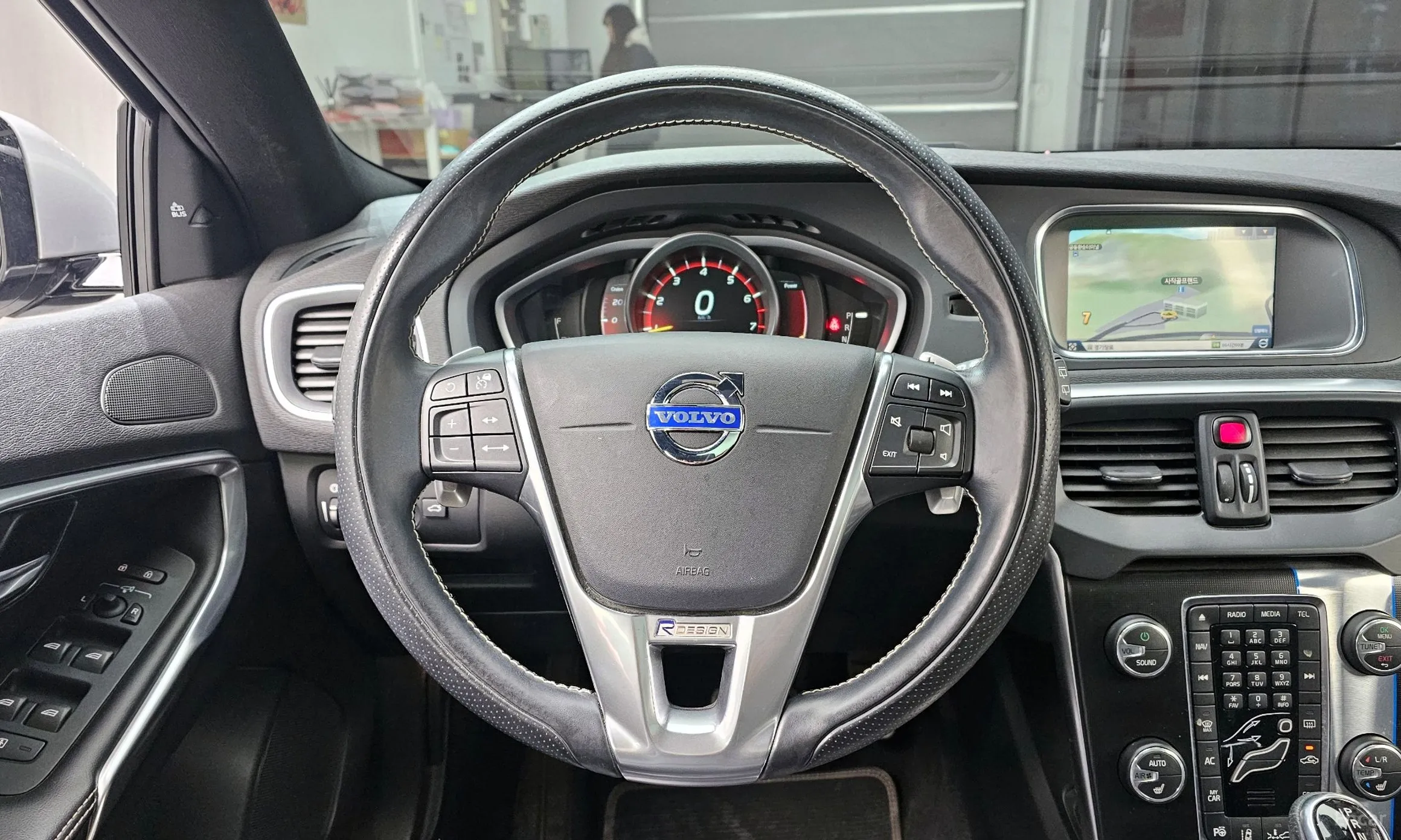 Volvo V40 превью 14