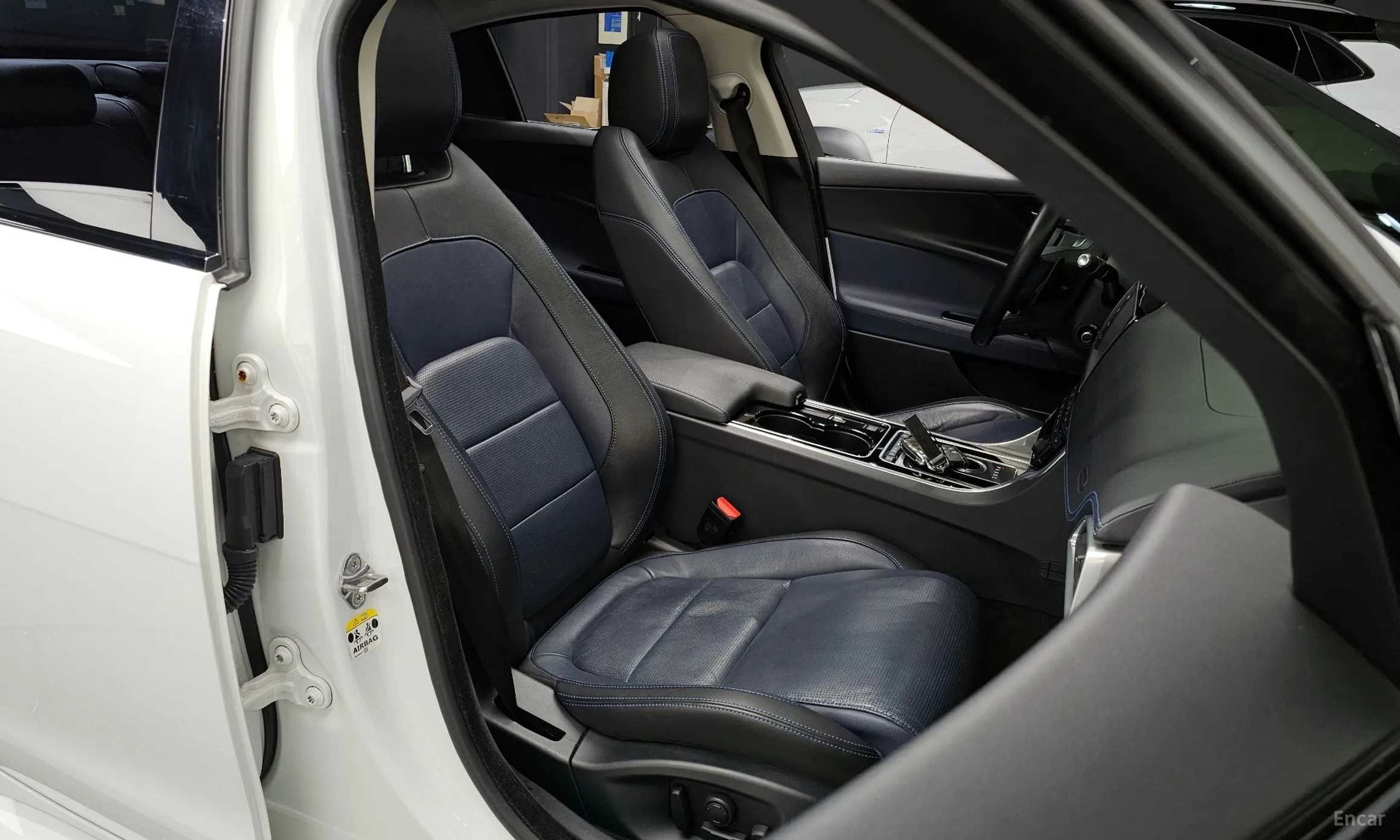 Jaguar XE превью 10