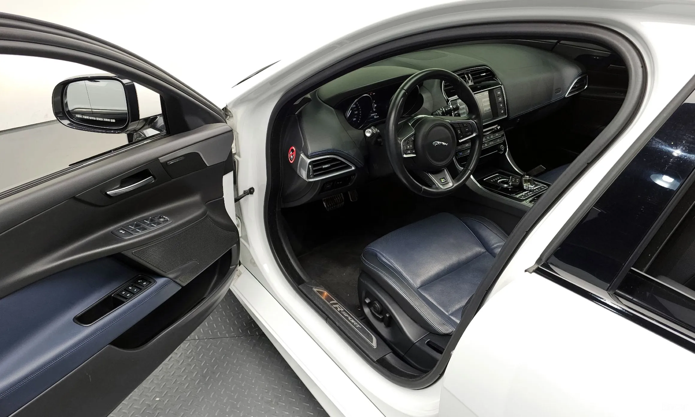 Jaguar XE превью 11