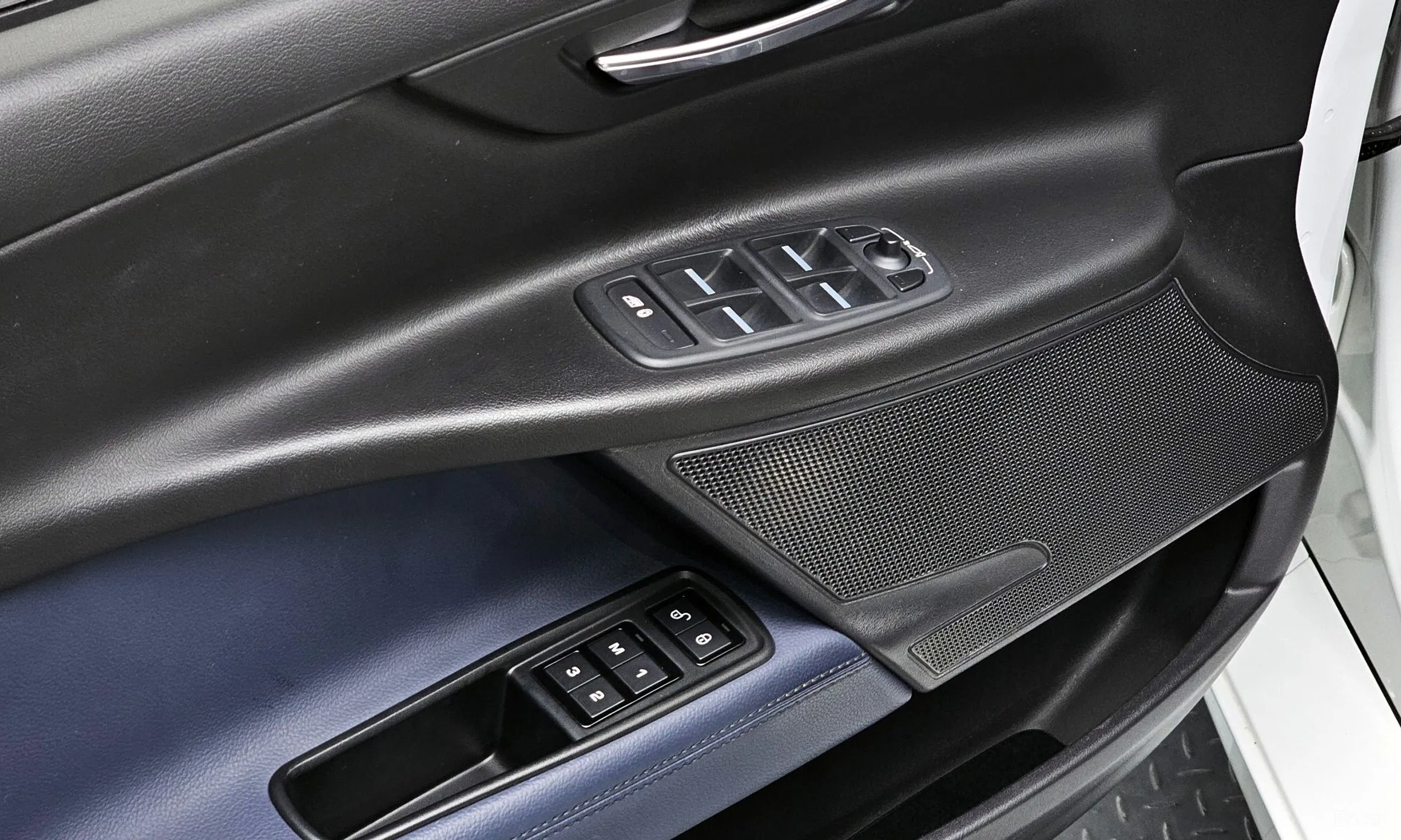 Jaguar XE превью 19