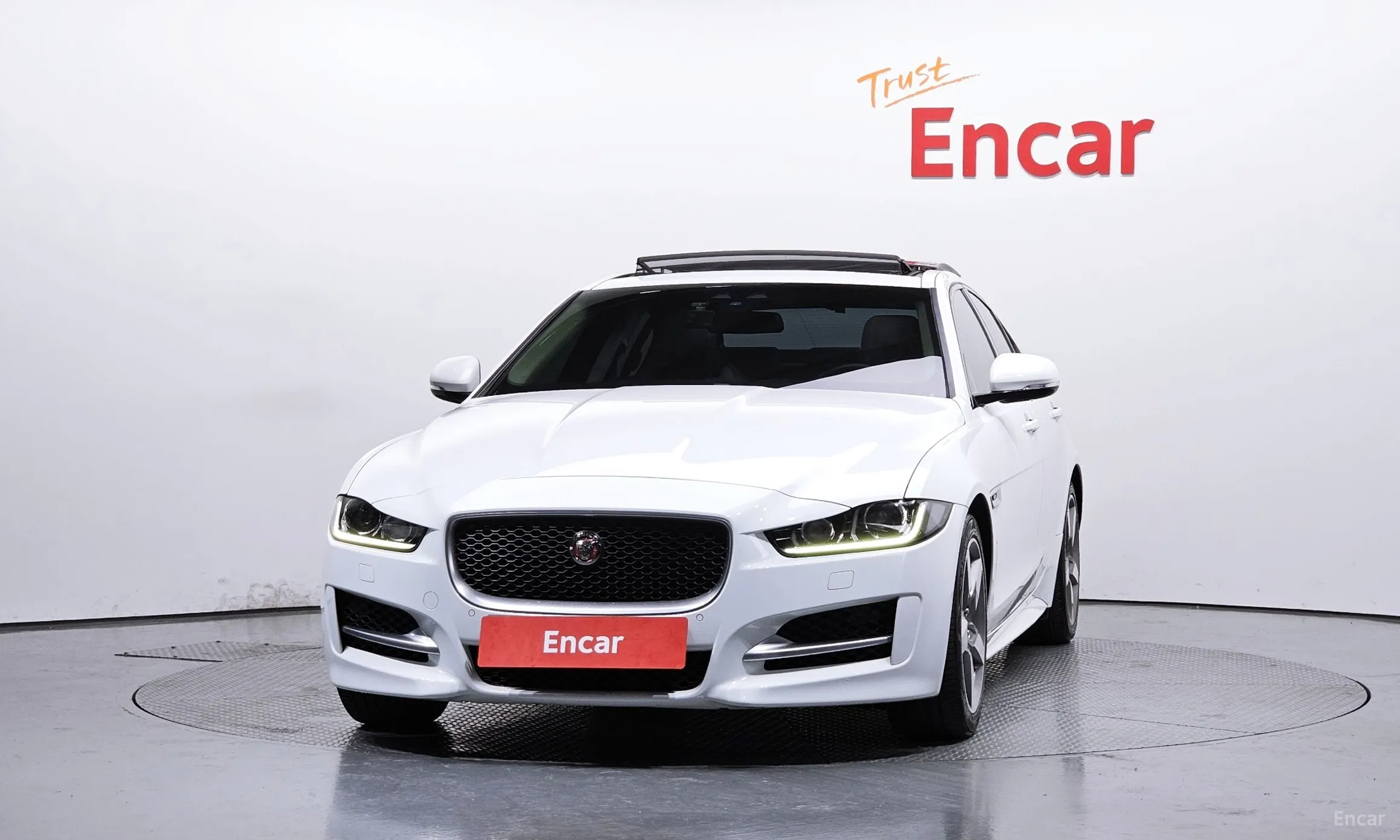 Jaguar XE превью 3