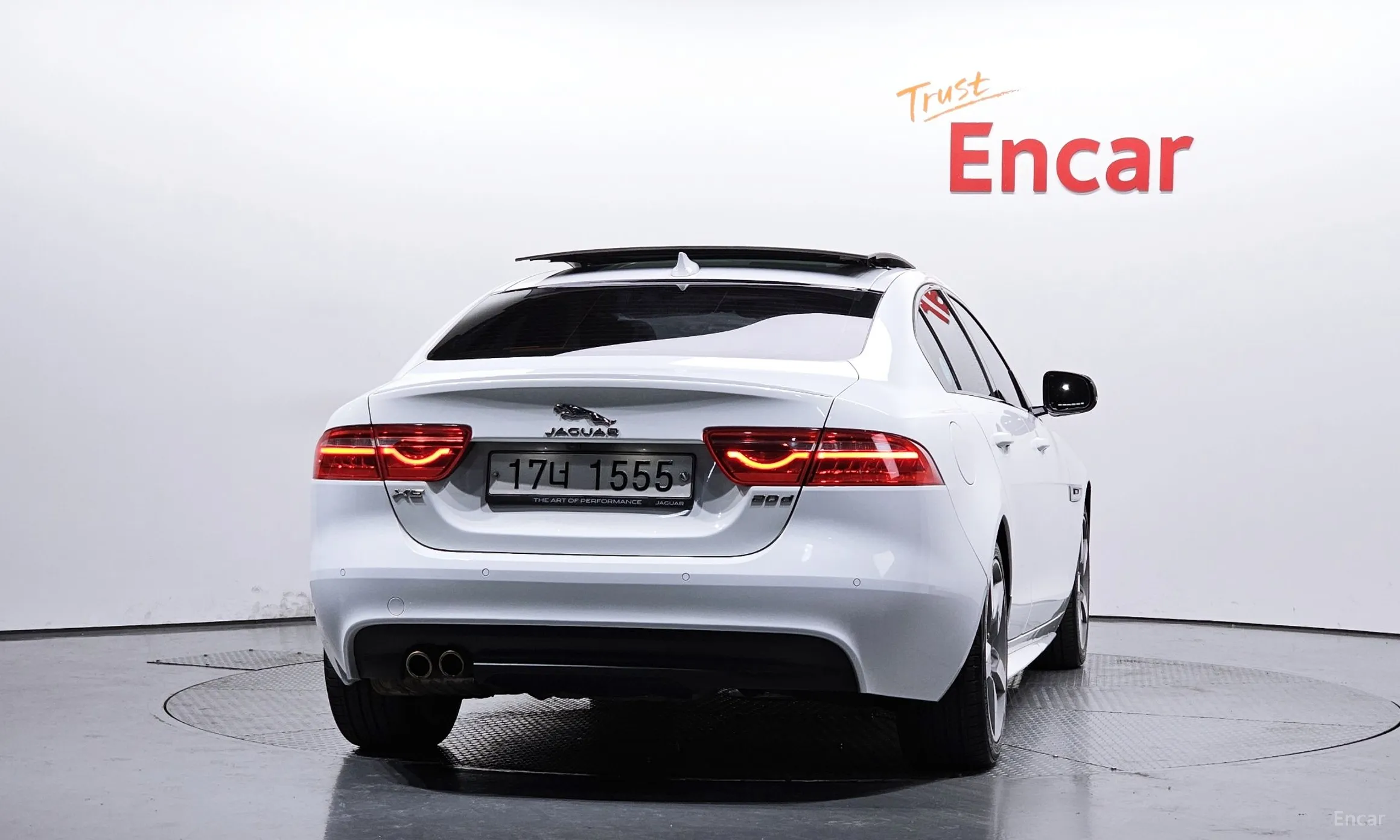 Jaguar XE превью 4
