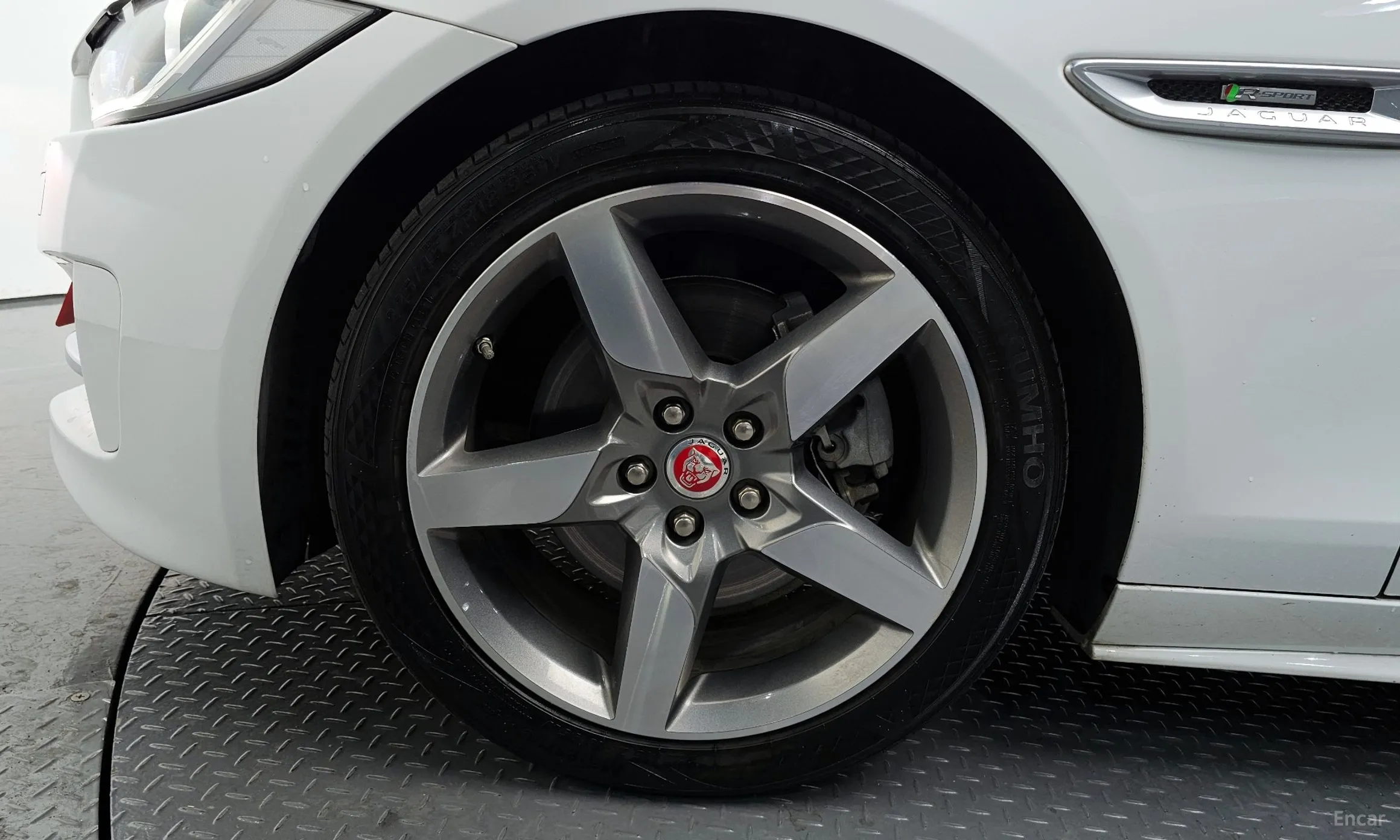 Jaguar XE превью 5