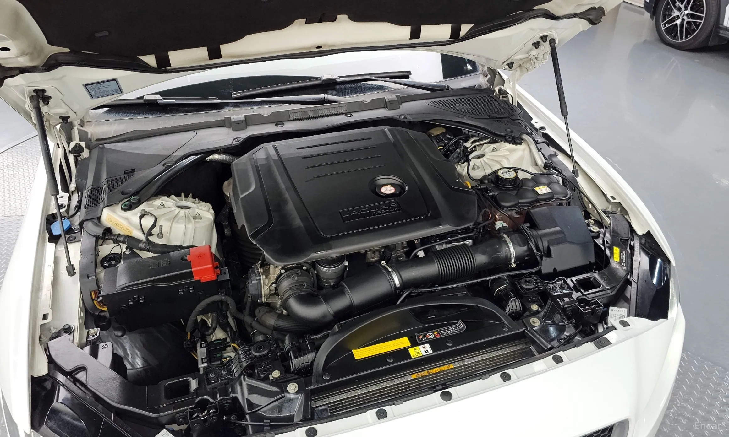Jaguar XE превью 6