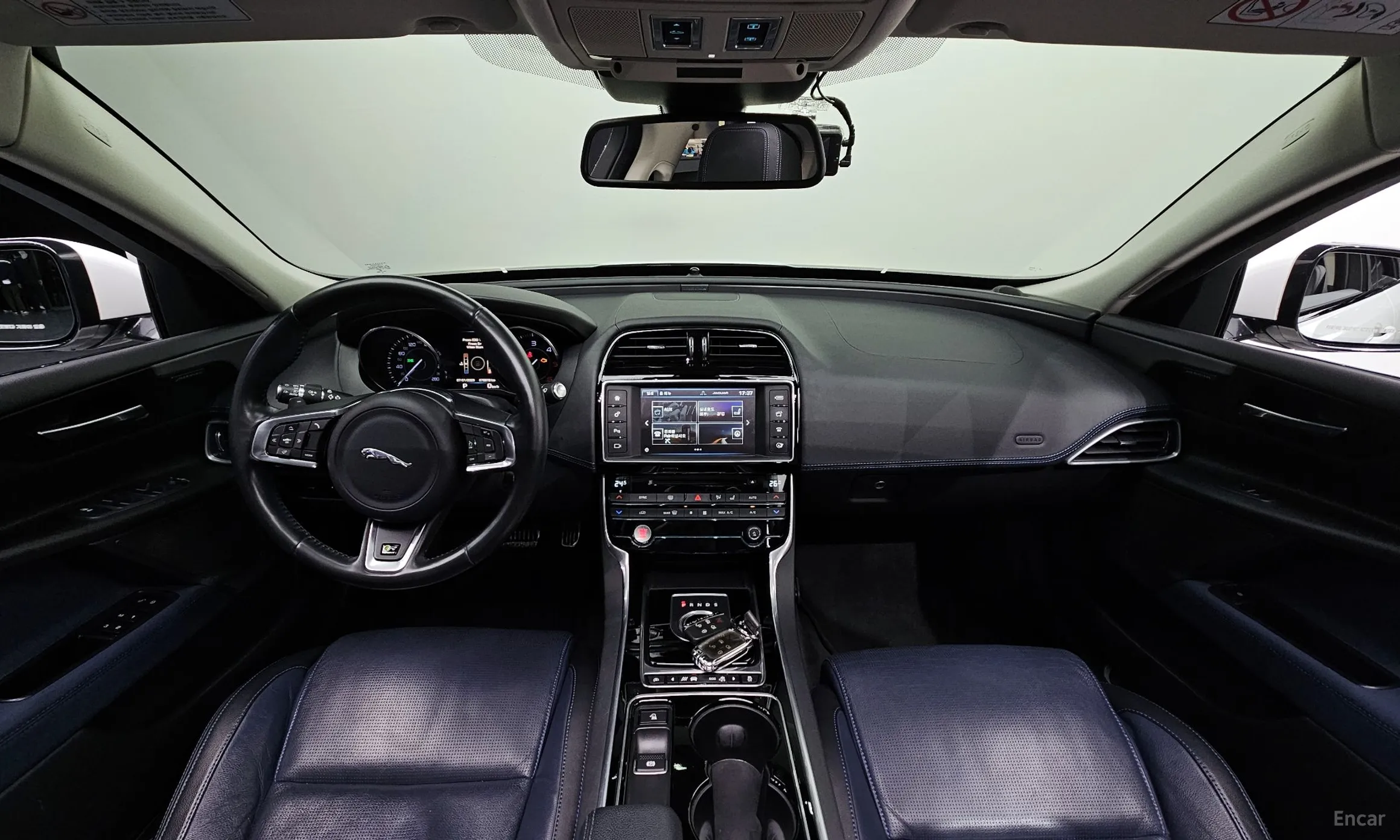 Jaguar XE превью 7