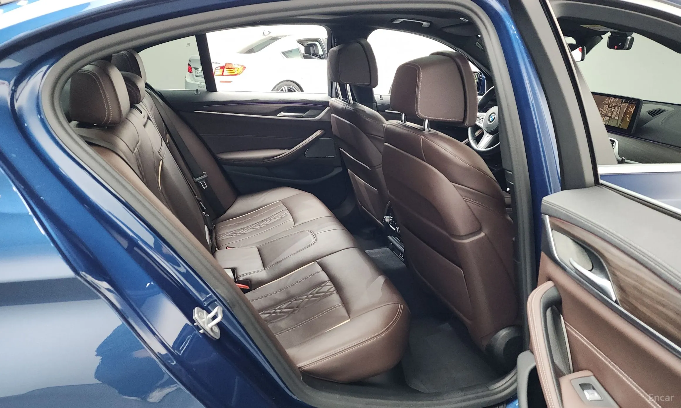 BMW 5 Series (G30) превью 12